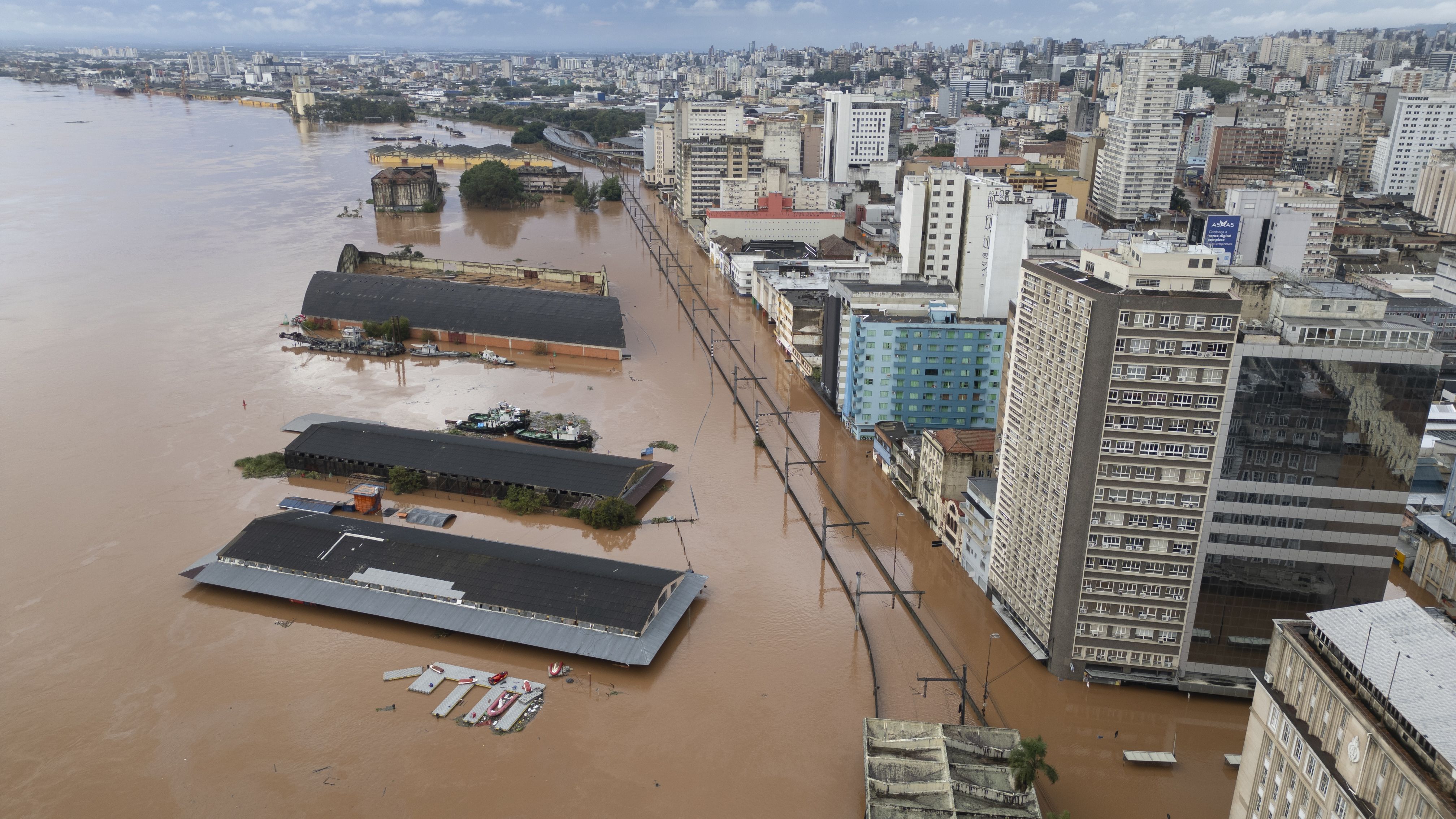 Fotografía aérea tomada con un dron que muestra una zona inundada este 5 de mayo de 2024, tras la crecida del lago Guaíba en la ciudad de Porto Alegre (Brasil). EFE/ Isaac Fontana
