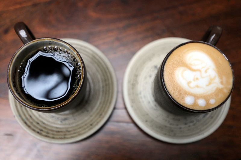 Foto de Archivo: Una taza de café y un capuchino. REUTERS/Luisa González.