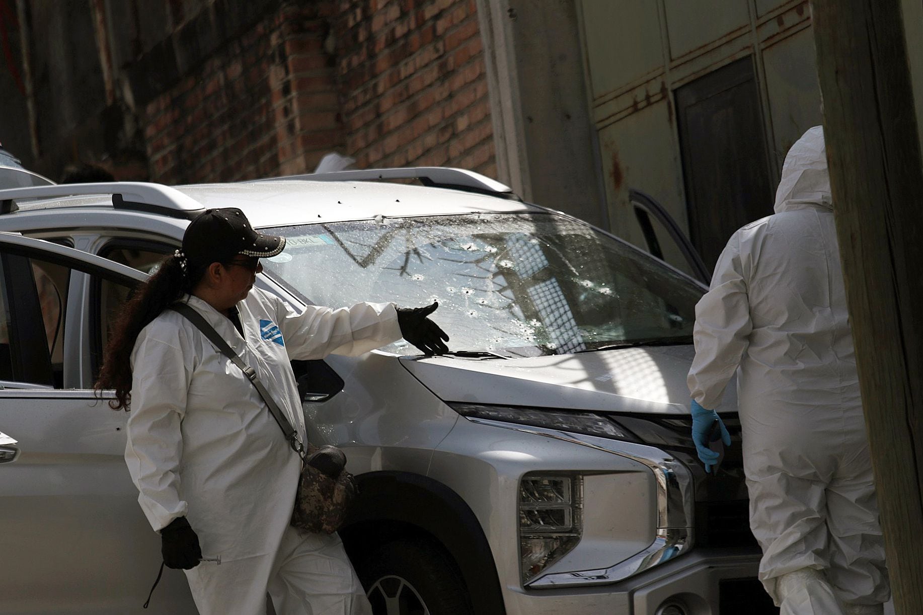 Peritos forenses trabajan en la zona donde fue asesinado un candidato en el municipio de Chilpancingo (México). EFE/José Luis de la Cruz
