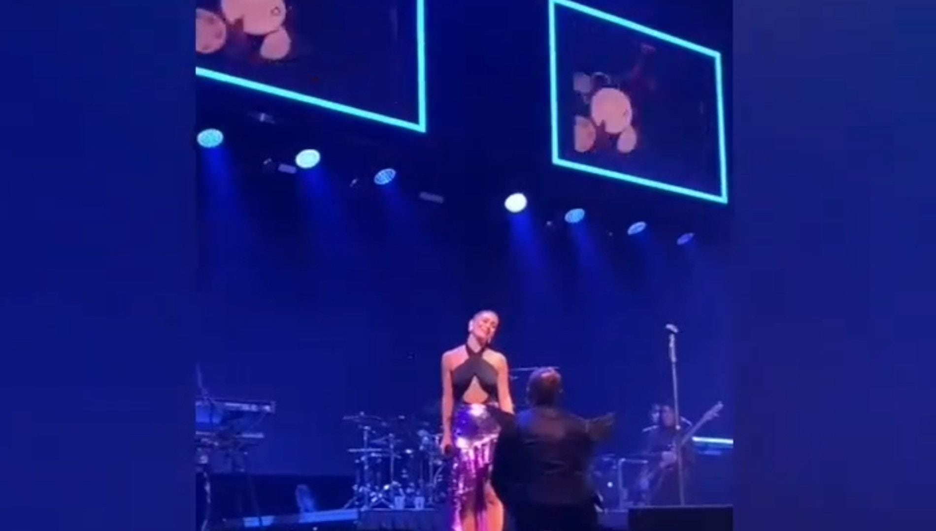 Greeicy Rendón le dijo sí a la propuesta de matrimonio de Mike Bahía en pleno concierto. Foto: Captura de pantalla