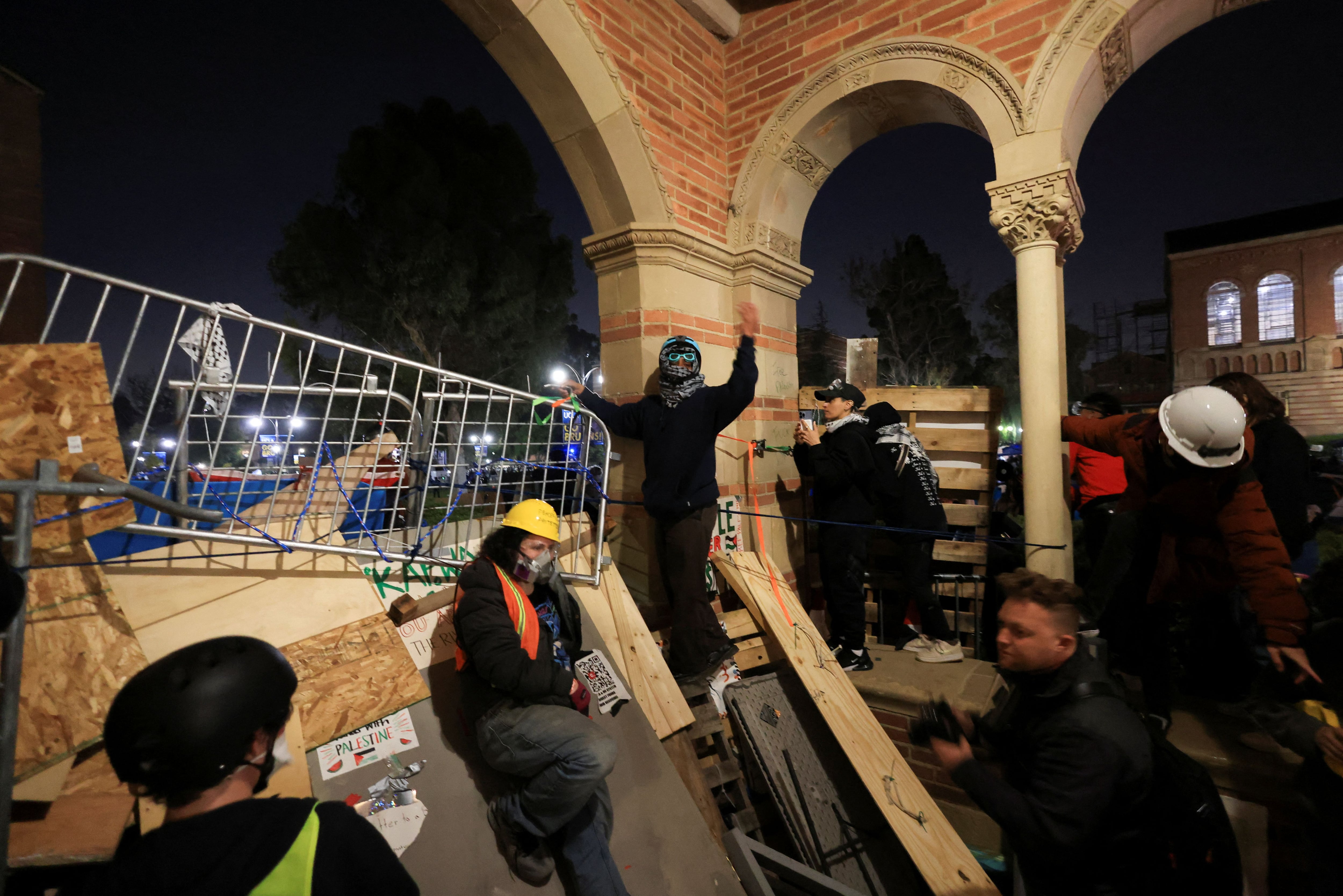 Crecen las tensiones en la UCLA ante la orden policial de dispersar a los manifestantes que se oponen a la guerra en Gaza (REUTERS/David Swanson)