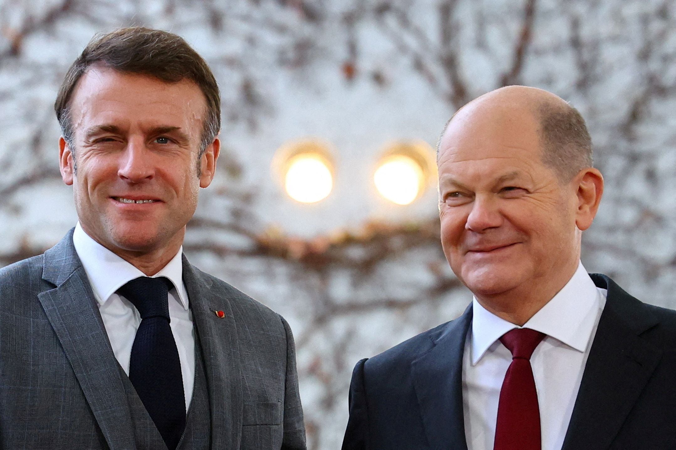 Macron, junto al canciller alemán, Olaf Scholz, pidieron replantear la estrategia económica de la región para asegurar su futuro (REUTERS/ARCHIVO)