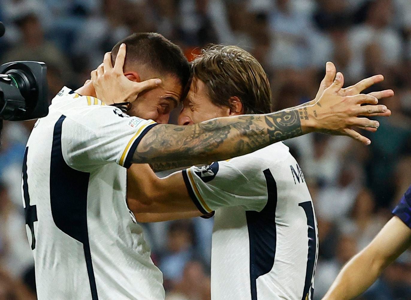 Joselu celebra con Modric (REUTERS/Susana Vera)