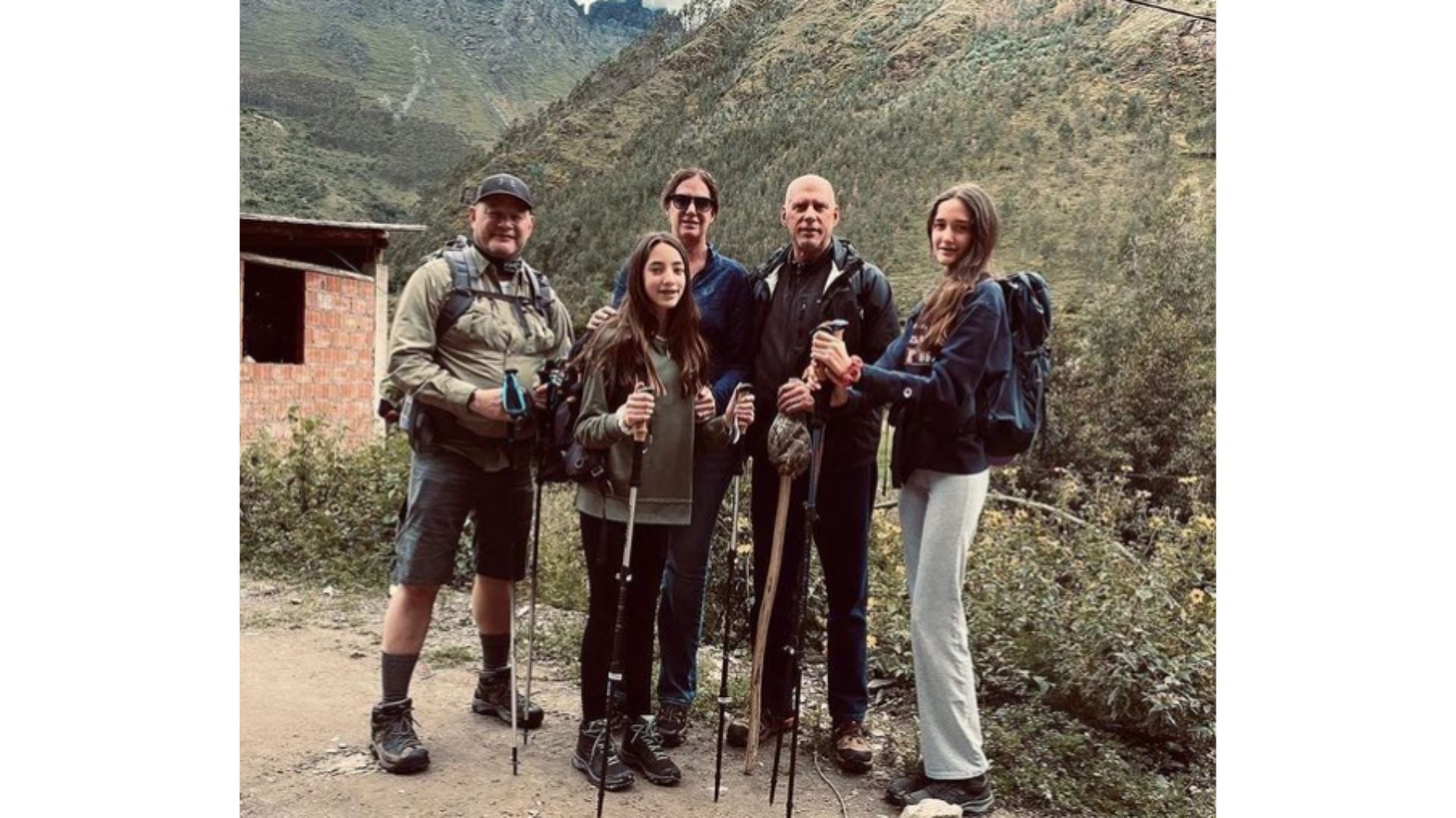 Gaby Pérez del Solar junto a su esposa y dos hijas en su visita a Cusco.