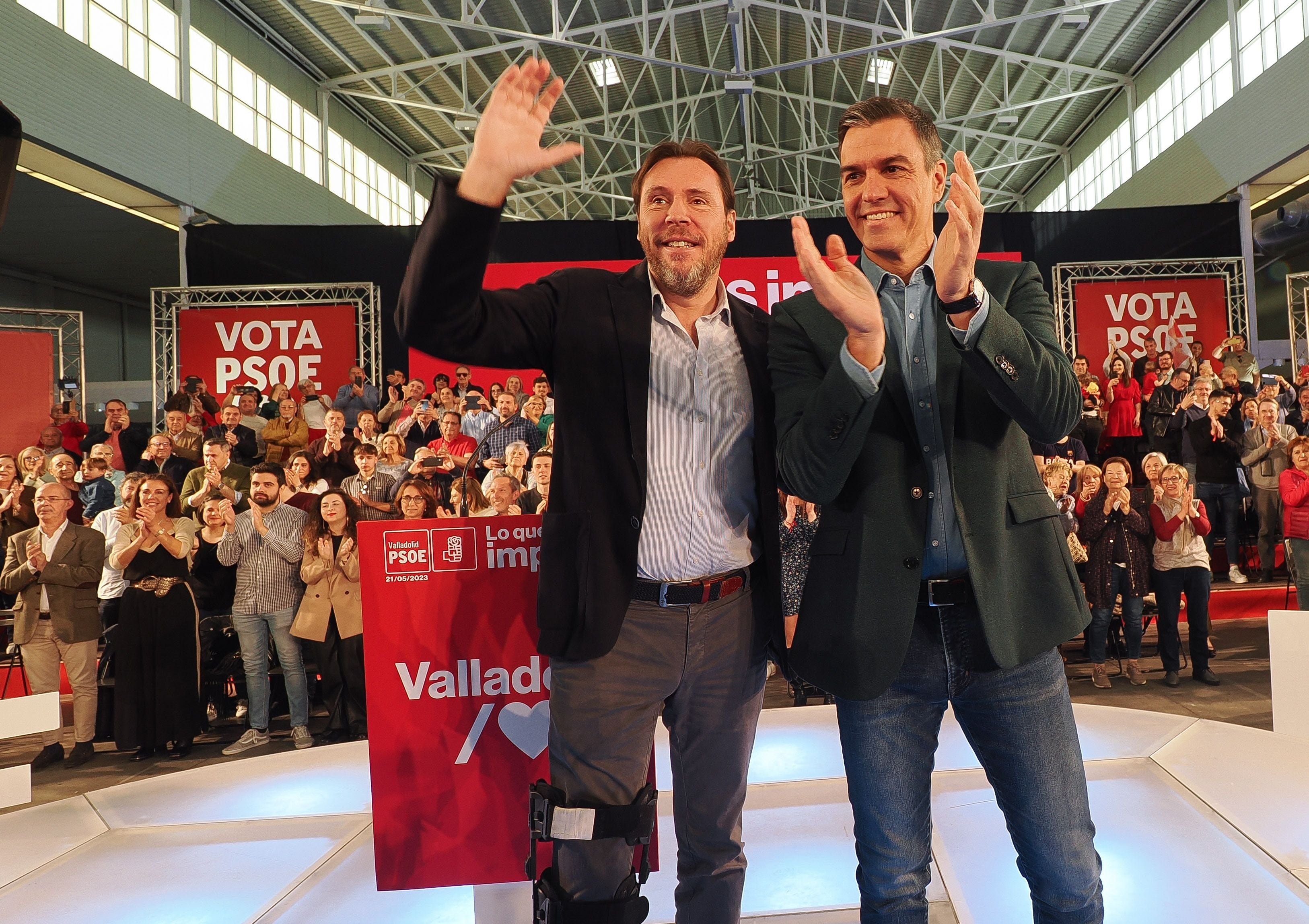 El secretario general del PSOE y presidente del Gobierno, Pedro Sánchez (d), y el alcalde de Valladolid y candidato socialista a la reelección, Óscar Puente (i), durante un acto de campaña del PSOE, en la Feria de Muestras, a 21 de mayo de 2023, en Valladolid, Castilla y León (España). Durante el acto, Sánchez y Tudanca han apoyado al candidato del PSOE a la Alcaldía de Valladolid de cara a las próximas elecciones municipales y autonómicas del 28 de mayo.