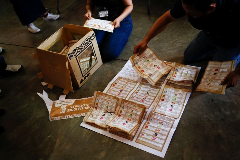 Trabajadores electorales cuentan las boletas después de que cerraron las urnas el día de las elecciones de mitad de período en un colegio electoral en Ciudad Juárez, México. 6 de junio de 2021. REUTERS / José Luis González