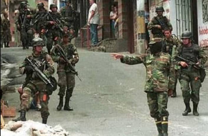 Foto de encapuchado en la Operación Orión en comuna 13 de Medellín - crédito redes sociales/foto original de Jesús Abad Colorado