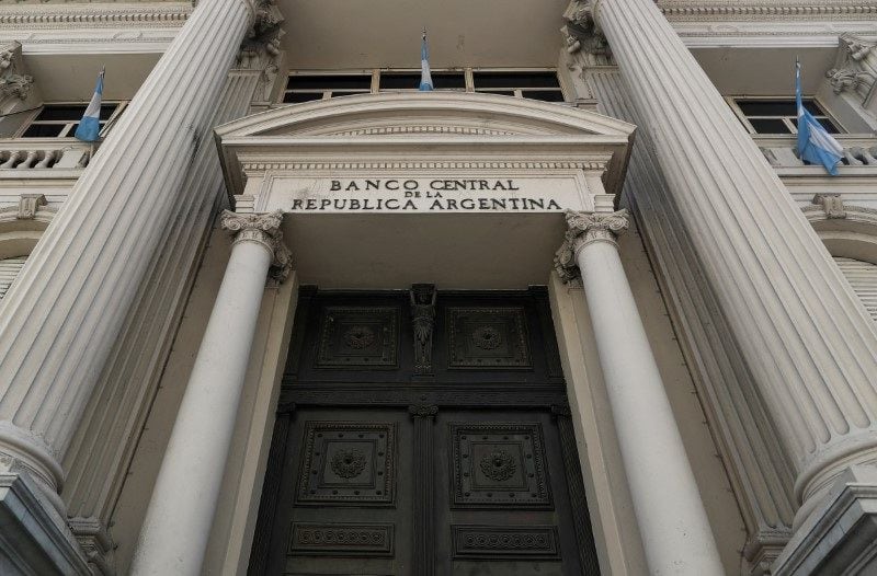 Foto de archivo: imagen de la entrada principal del edificio del Banco Central de la República Argentina en el centro financiero de Buenos Aires, Argentina. 16 sept, 2020. REUTERS/Agustin Marcarian/File Photo