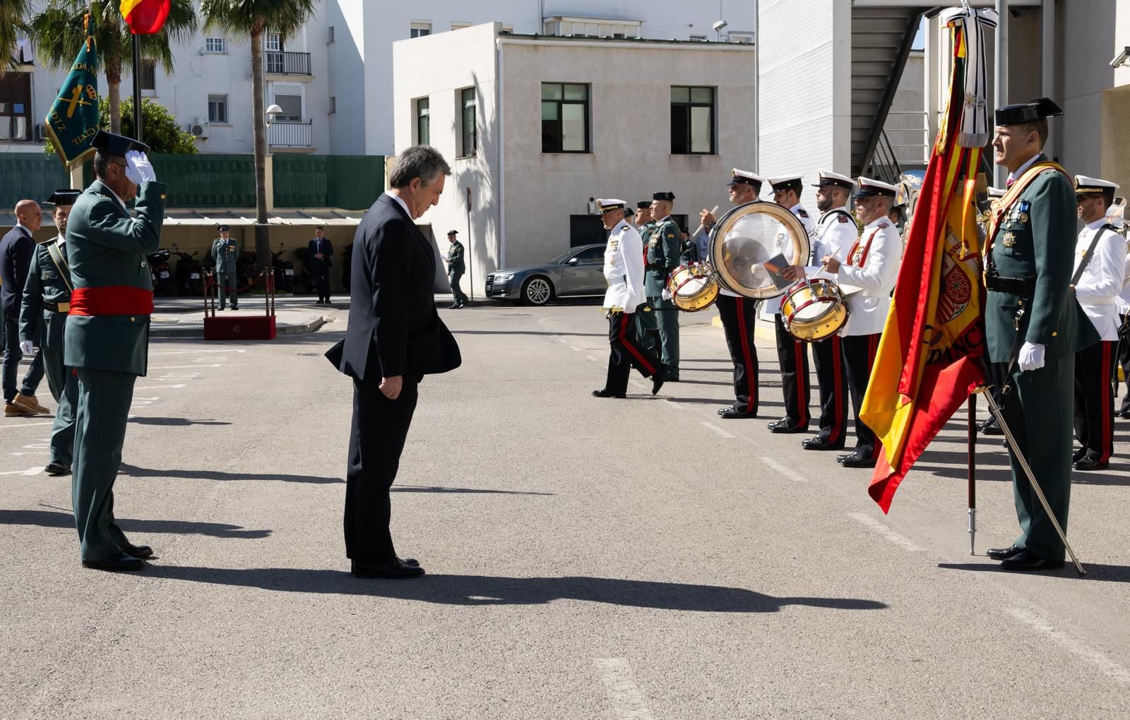 El director general de la Guardia Civil, Leonardo Marcos, frente al coronel jefe de la Comandancia de Cádiz. (Guardia Civil)
