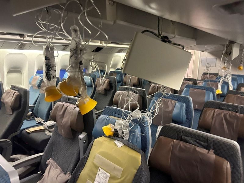 Interior del vuelo SQ321 de Singapore Airline tras un aterrizaje de emergencia en el Aeropuerto Internacional Suvarnabhumi de Bangkok, (REUTERS/Colaborador)