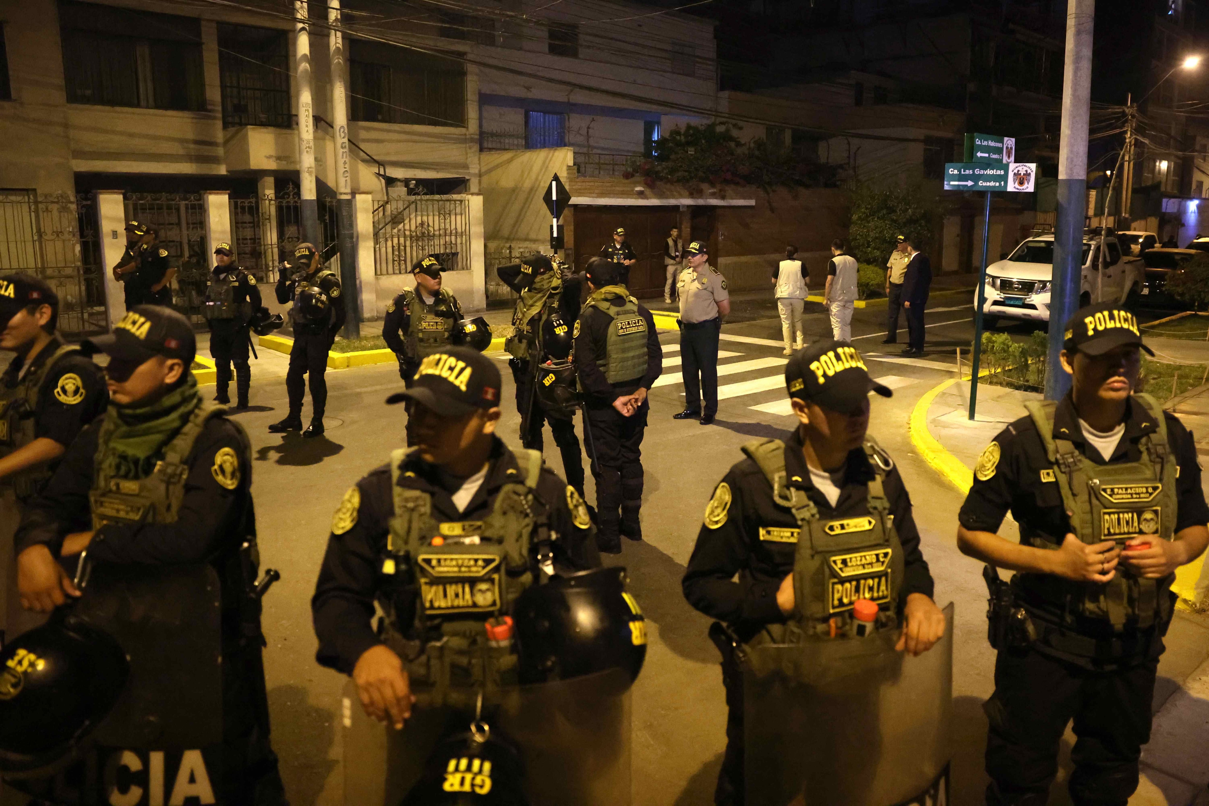 Fotografía del 30 de marzo de 2024 de la casa de la presidenta de Perú, Dina Boluarte en el distrito limeño de Surquillo tras no ser atendidos al tocar repetidas veces en la casa. EFE/Julio Melendrez
