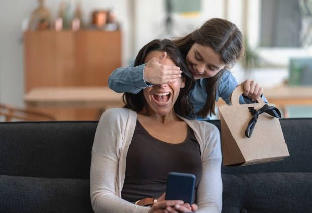 Aunque hay una variedad de detalles o regalos posibles para sorprender a mamá, hay uno que aunque se necesita conocer muy bien los gustos de ella, también es una de las mejores opciones debido a su utilidad - crédito iStock