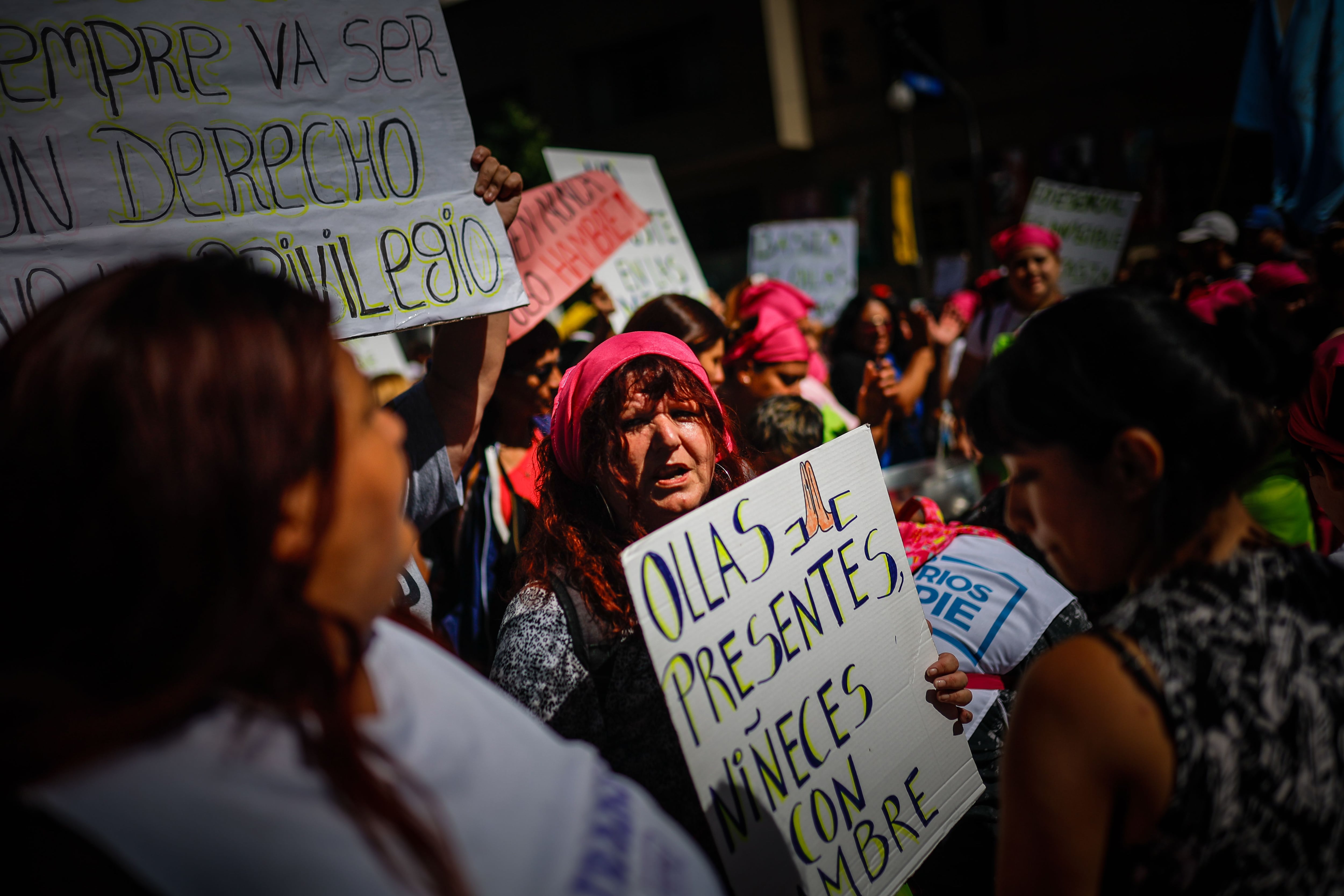 Archivo: Activistas realizan una protesta simbólica frente al hotel Libertador, donde se aloja el presidente argentino, Javier Milei, en Buenos Aires (Argentina). Convocada por la organización social Somos Barrios de Pie, la manifestación presentó una "ronda de ollas vacías" y reclamó alimentos. EFE/ Juan Ignacio Roncoroni
