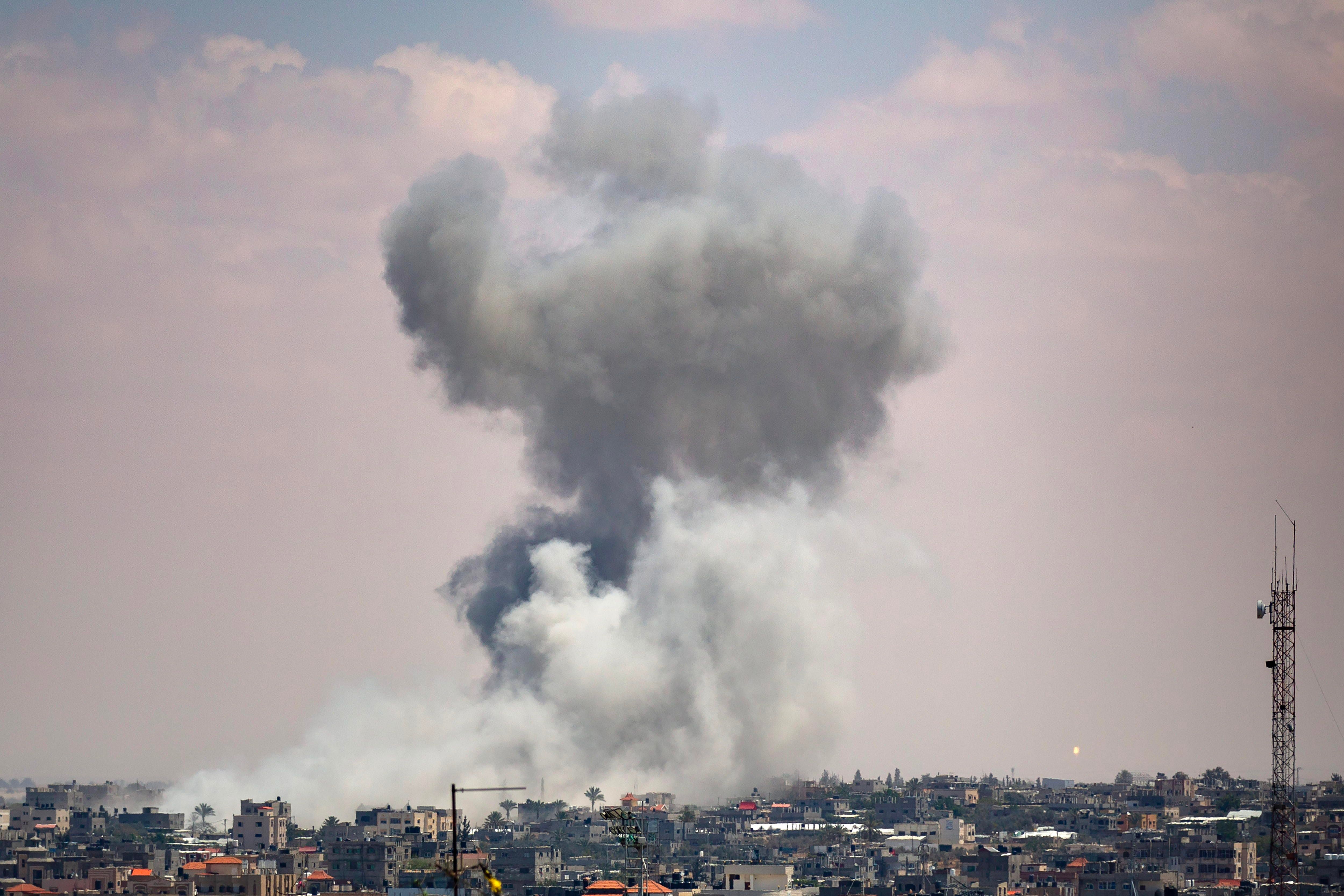 Rafah (Gaza), 07/05/2024.- El humo se eleva después de un ataque aéreo israelí, en Rafah, sur de la Franja de Gaza, este martes. El ejército israelí declaró elque llevó a cabo "ataques selectivos" contra objetivos de Hamas en el este de Rafah, en el sur de la Franja de Gaza (EFE/ Haitham Imad)