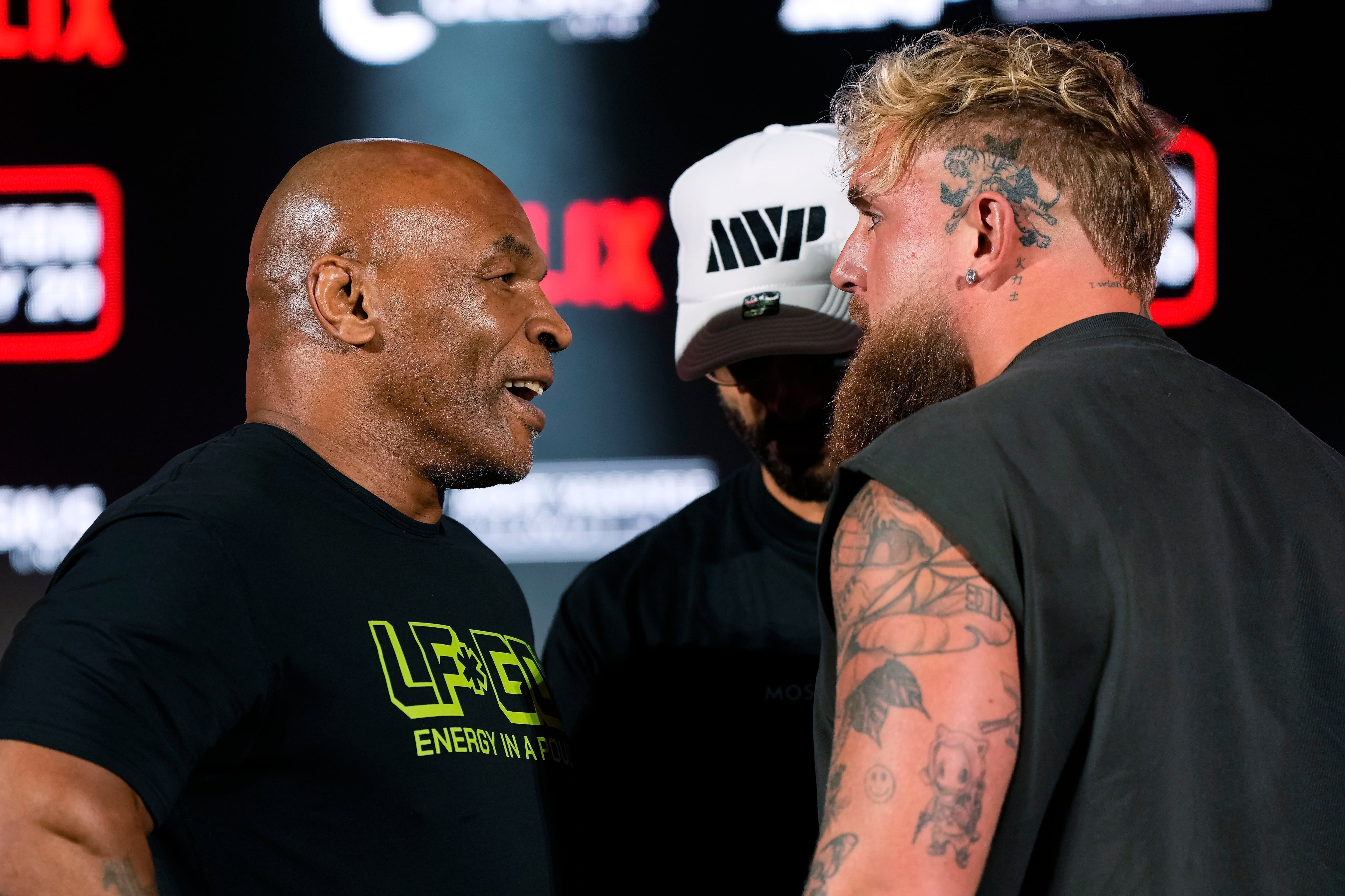 Mike Tyson y Jake Paul, cara a cara en una conferencia de prensa para promover su próxima pelea (AP/Sam Hodde)