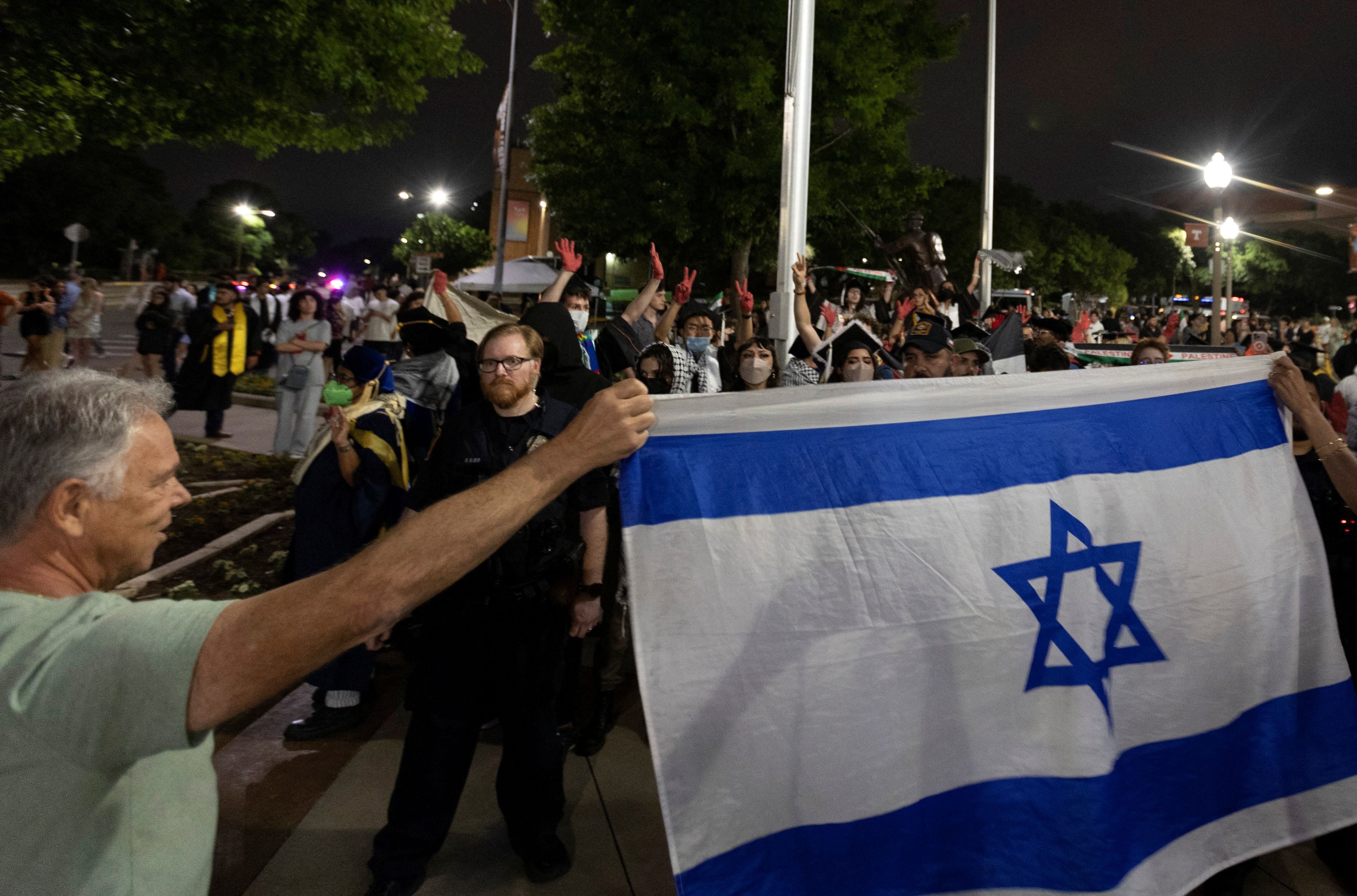 Manifestantes pro palestinos y pro israelíes se enfrentan en la Universidad de Texas (REUTERS/Nuri Vallbona)