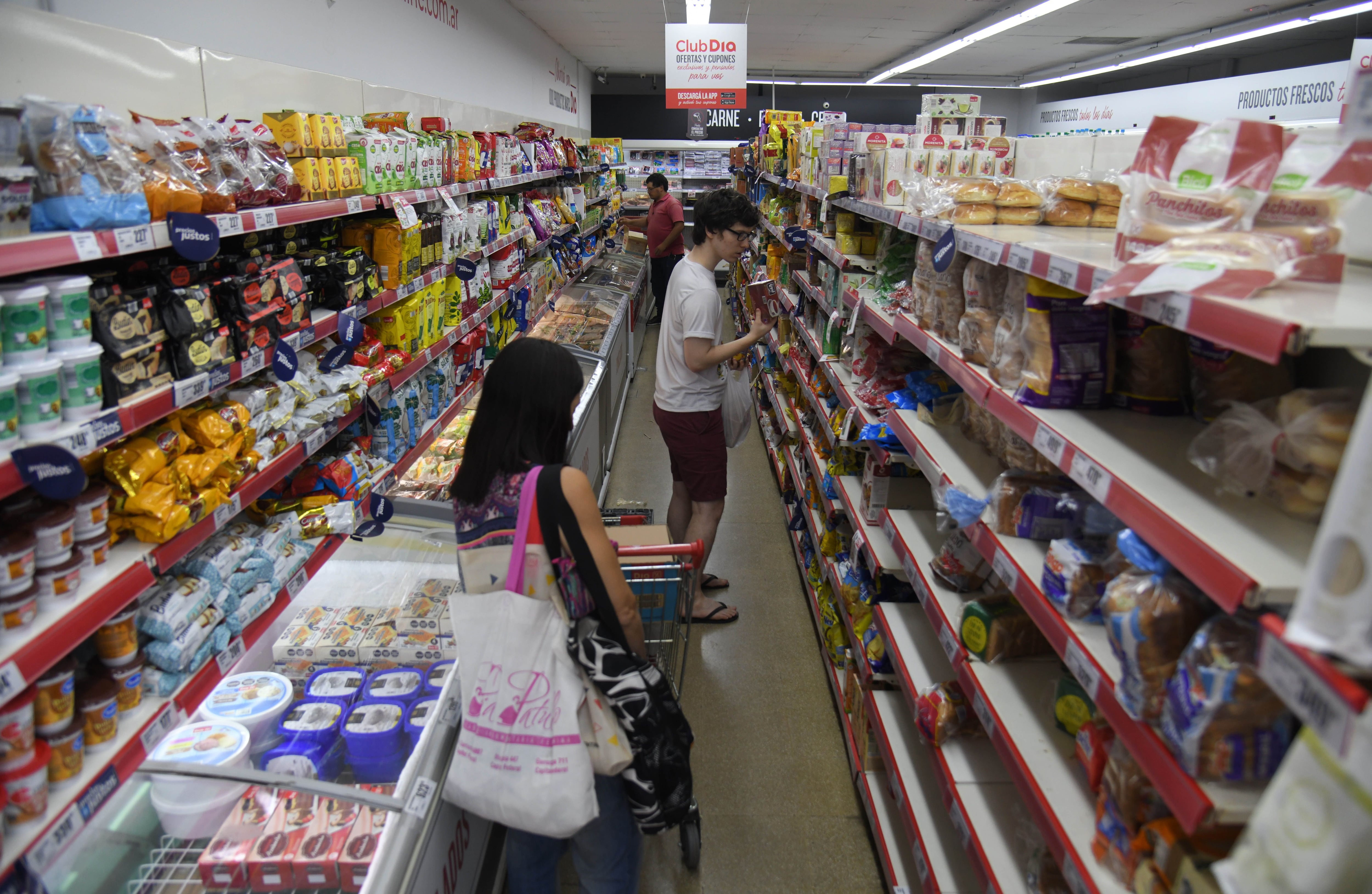 La categoría alimentos y bebidas, con un peso determinante en el IPC, habría registrado deflación según las mediciones de analistas privados que recaban datos de supermercados (EFE)
