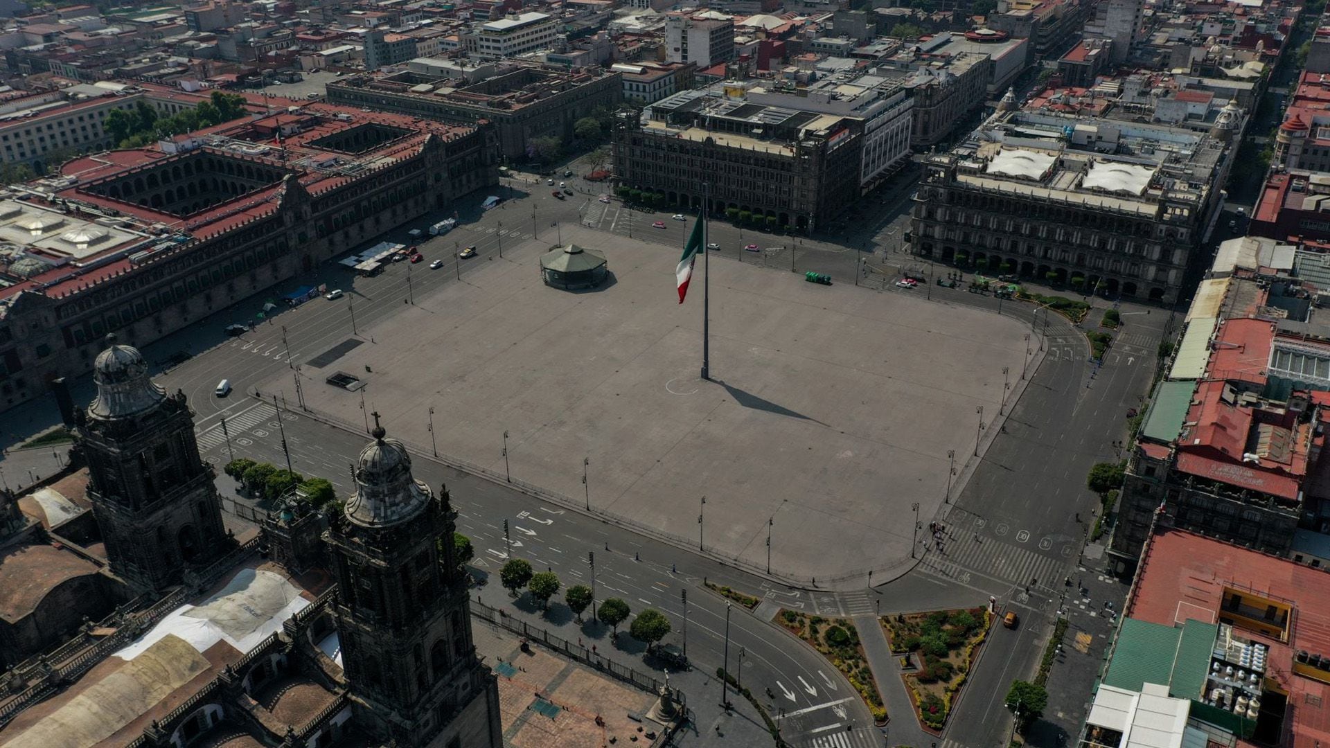 El gobierno local indicó que parte de tres calles estarán cerradas a la circulación desde hoy.

Gobierno CDMX, Zócalo, zona peatonal, calles cerradas