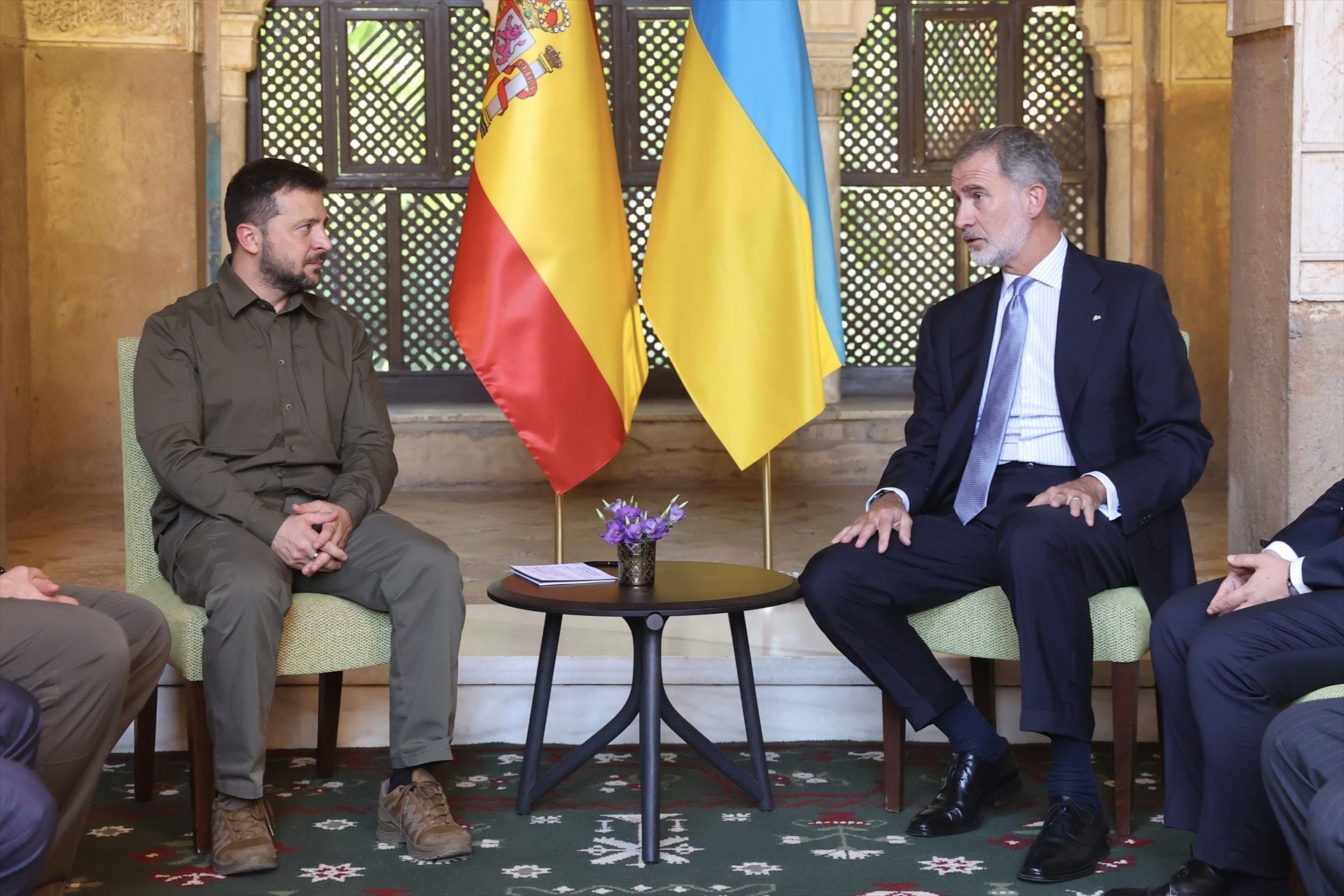 El  Rey Felipe VI se reúne con el presidente de Ucrania, Volodimir Zelenski, en la Alhambra durante la cumbre de la Comunidad Política Europea, en octubre de 2023 (CASA S. M. EL REY/Europa Press)