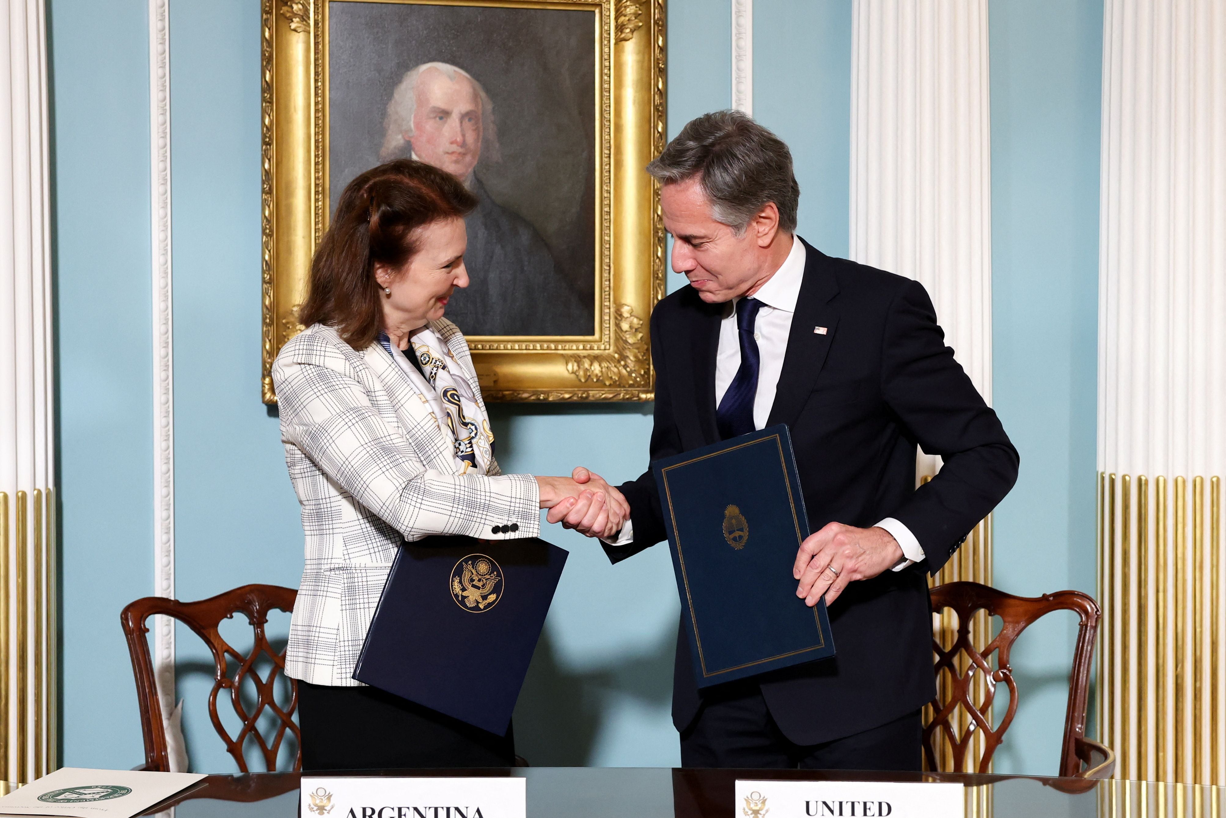 Diana Mondino y Antony Blinken se saludan durante su encuentro en el Departamento de Estado