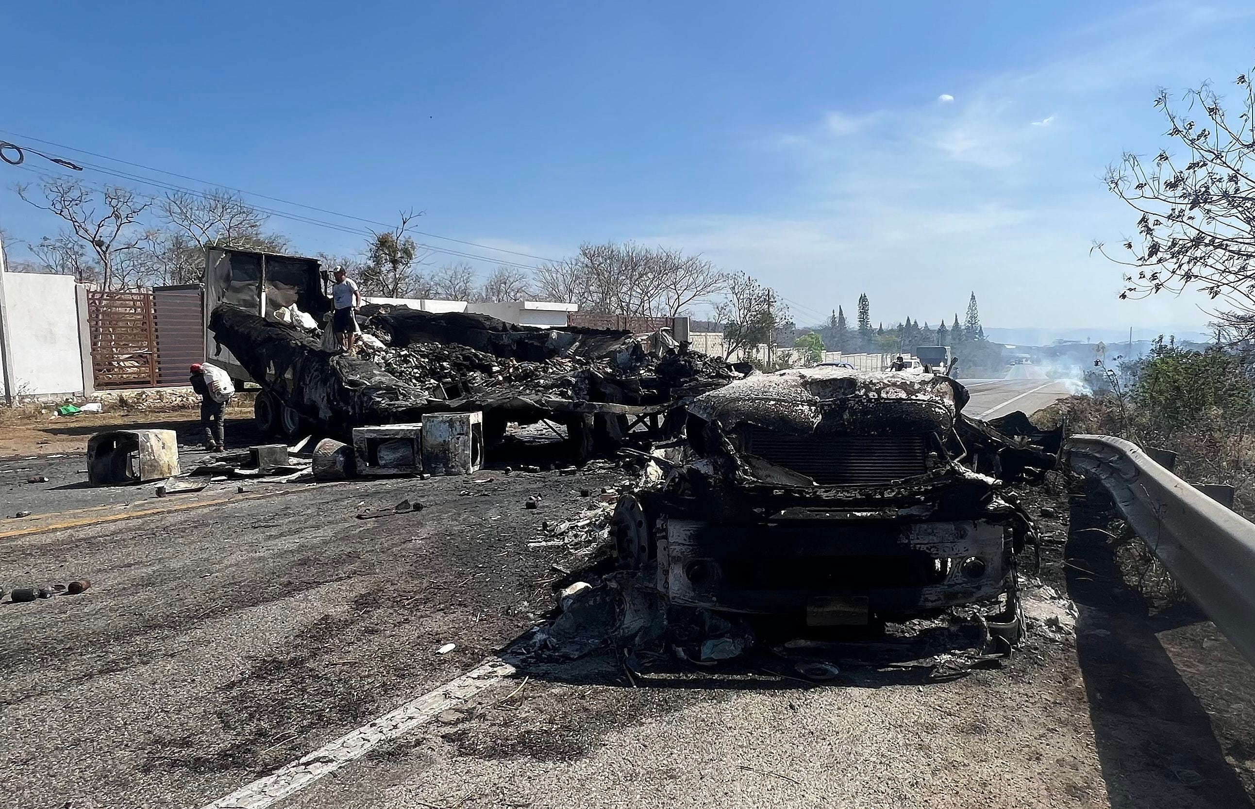 Fotografía de vehículos de carga calcinados tras los enfrentamientos entre supuestos grupos armados en el municipio de Berriozabal, Chiapas (México). EFE/Carlos López
