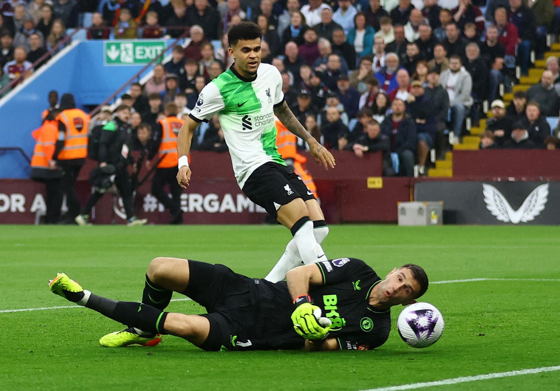 El portero argentino falló en el primer gol del Liverpool en Villa Park - crédito Carl Recine/REUTERS