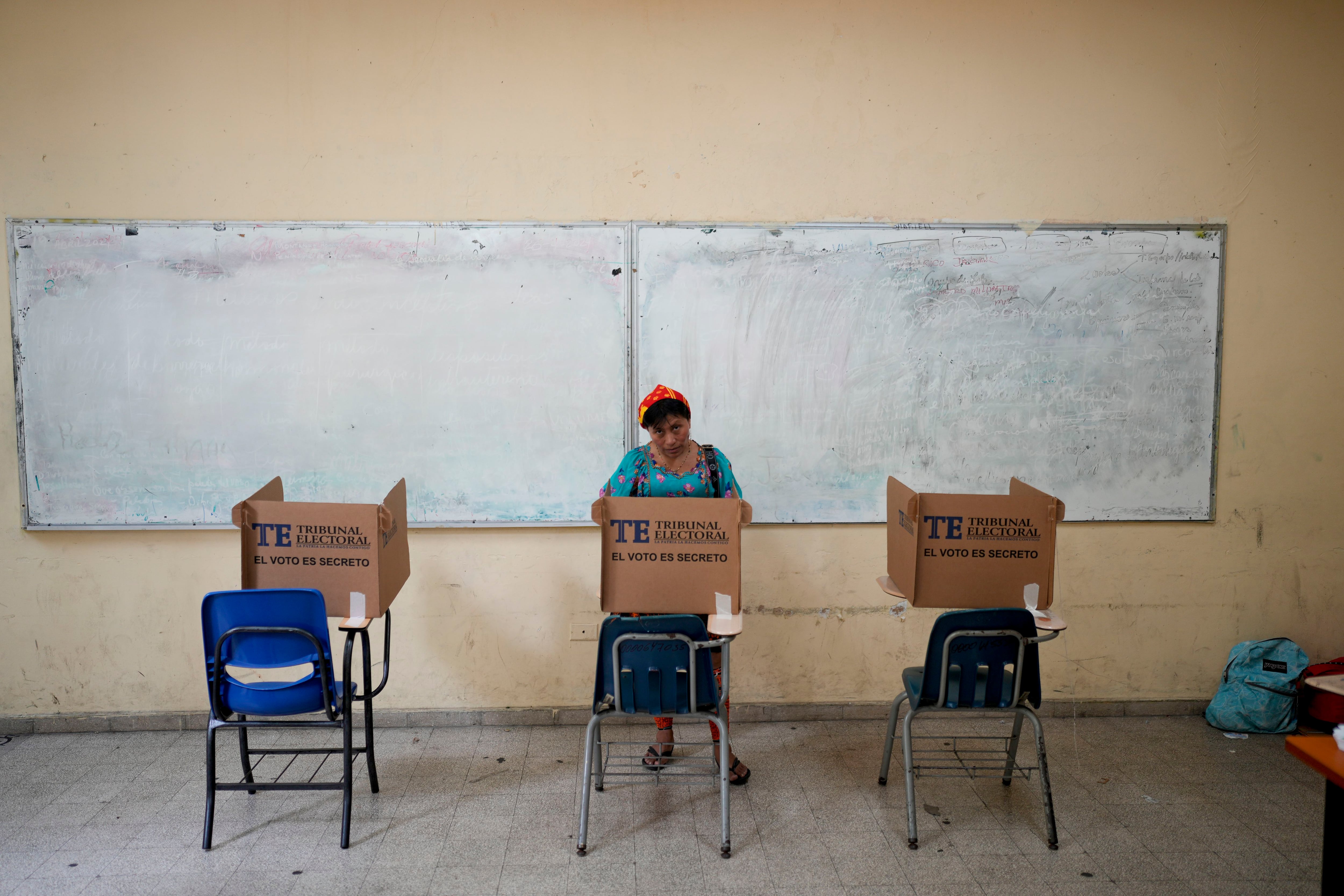 Una mujer indígena vota en las elecciones generales en Ciudad de Panamá el domingo 5 de mayo de 2024. (AP Foto/Matías Delacroix)