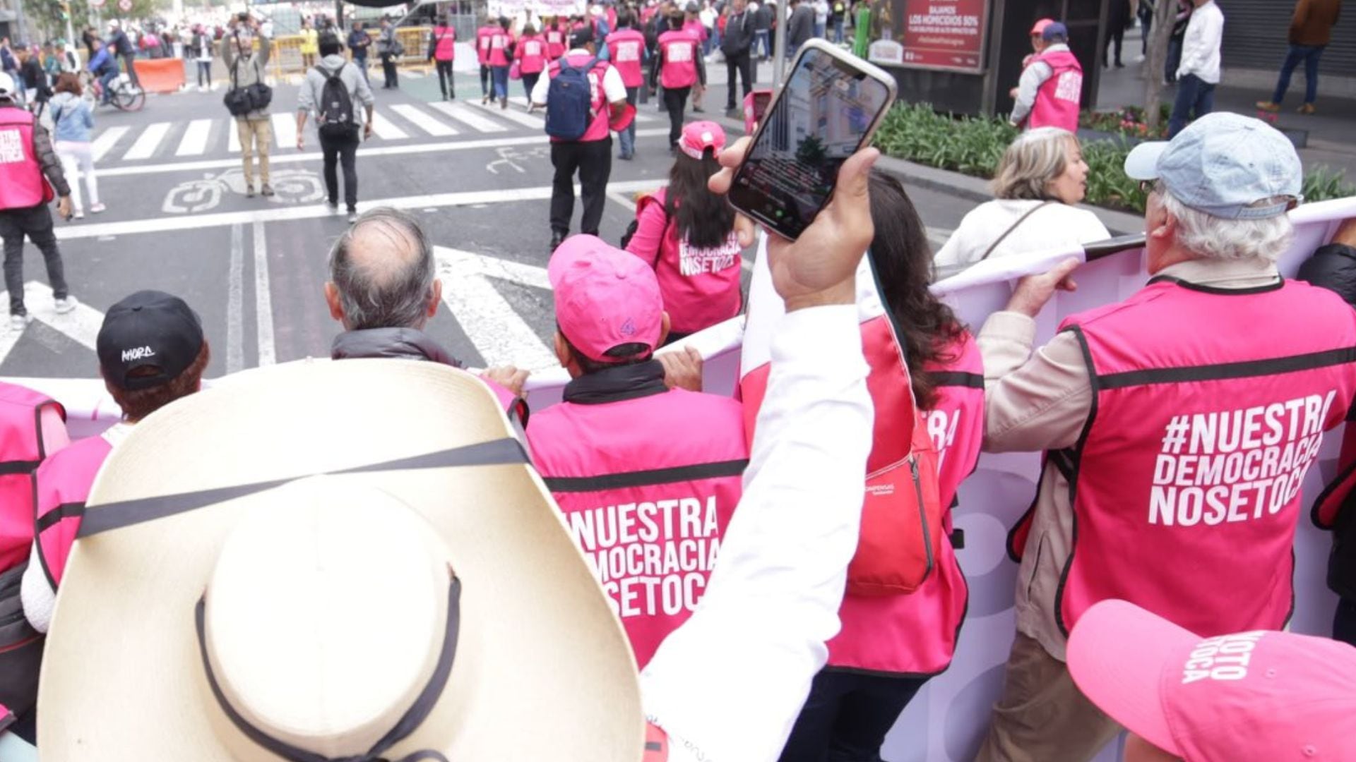 Asistentes de la Marcha por nuestra Democracia en la Ciudad de México acusaron que el gobierno les 'bloqueó' la señal de celular en el Zócalo