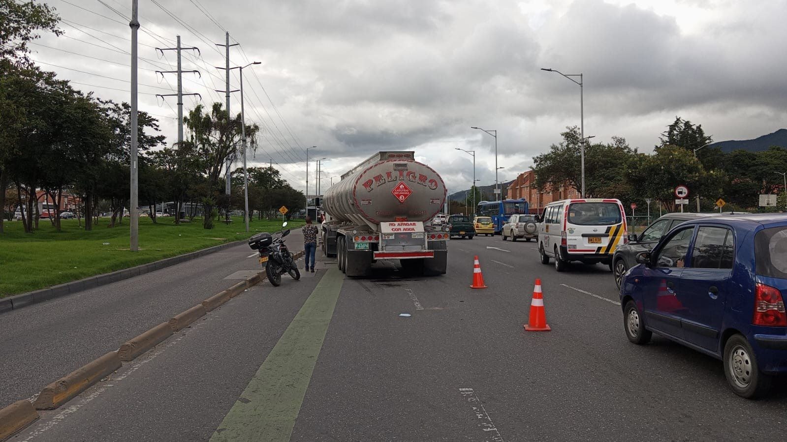 Un camión se varó sobre la autopista Norte - crédito Bogotá Tránsito