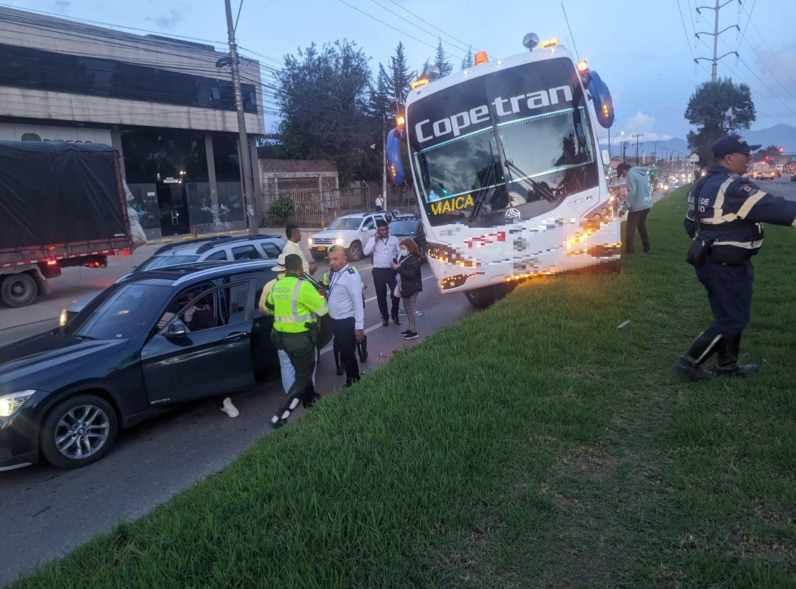Siniestro en la localidad de Fontibón entre bus y camioneta en la Av. Centenario (Calle 13) con carrera 124, sentido oriente-occidente - crédito @BogotaTransito / X