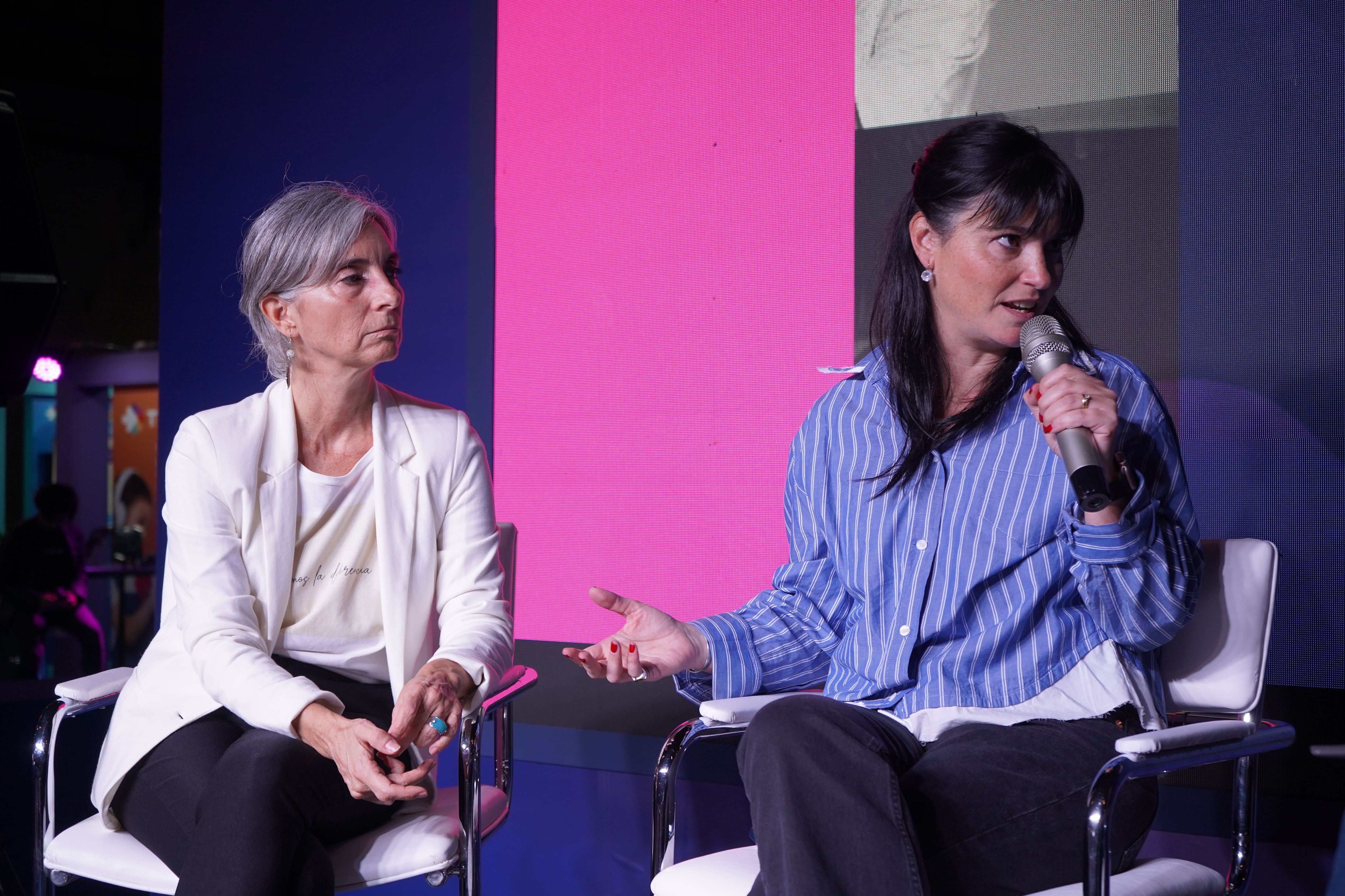 Lorena Vaccher y Adela Cavia en el auditorio de Ticmas dentro de la FIL de Buenos Aires 2024