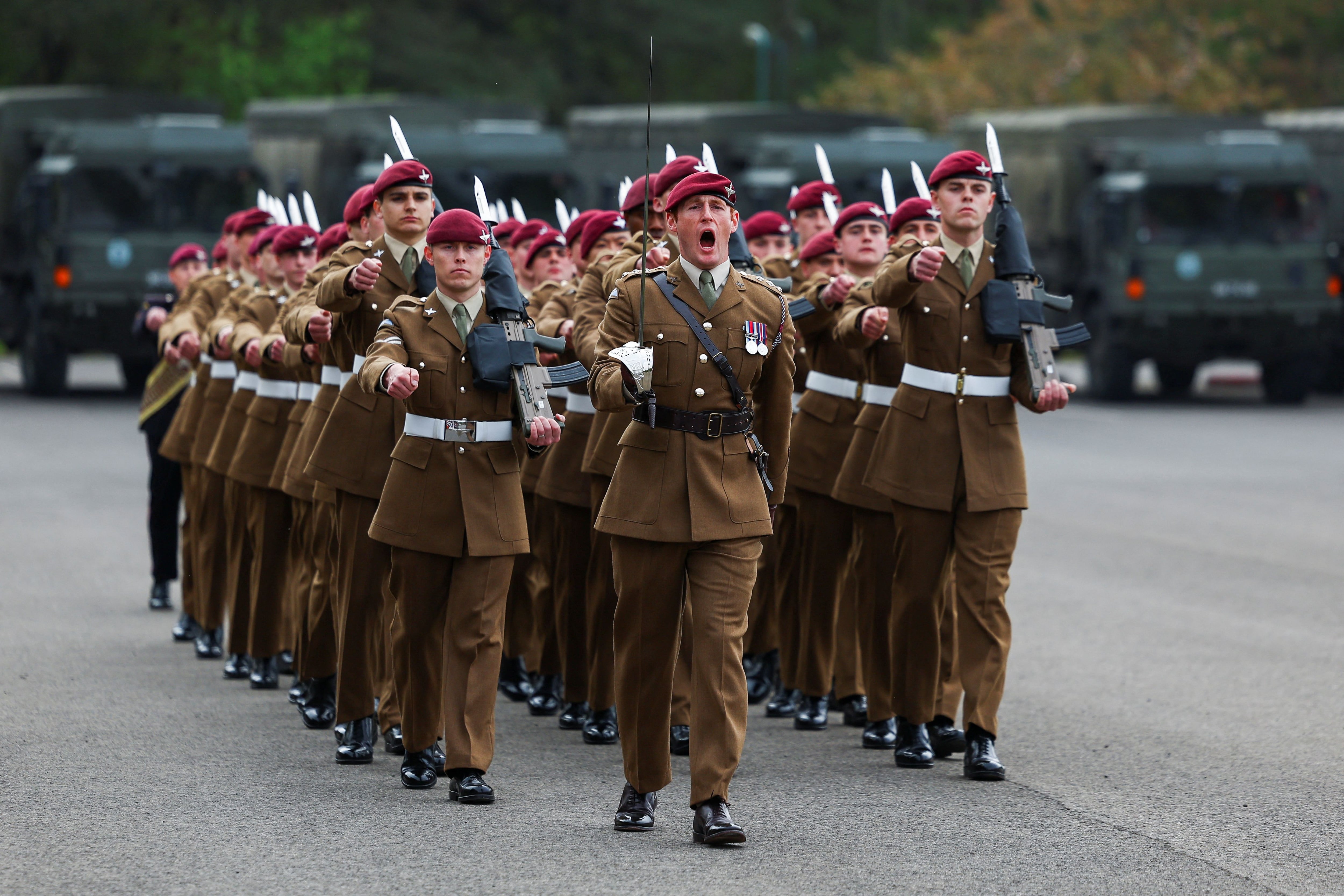 Miembros del Desfile de Pasos del Regimiento de Paracaidistas caminan durante una visita del Primer Ministro británico Rishi Sunak al Cuartel Helles en Catterick Garrison, una base militar en North Yorkshire (REUTERS/Molly Darlington)