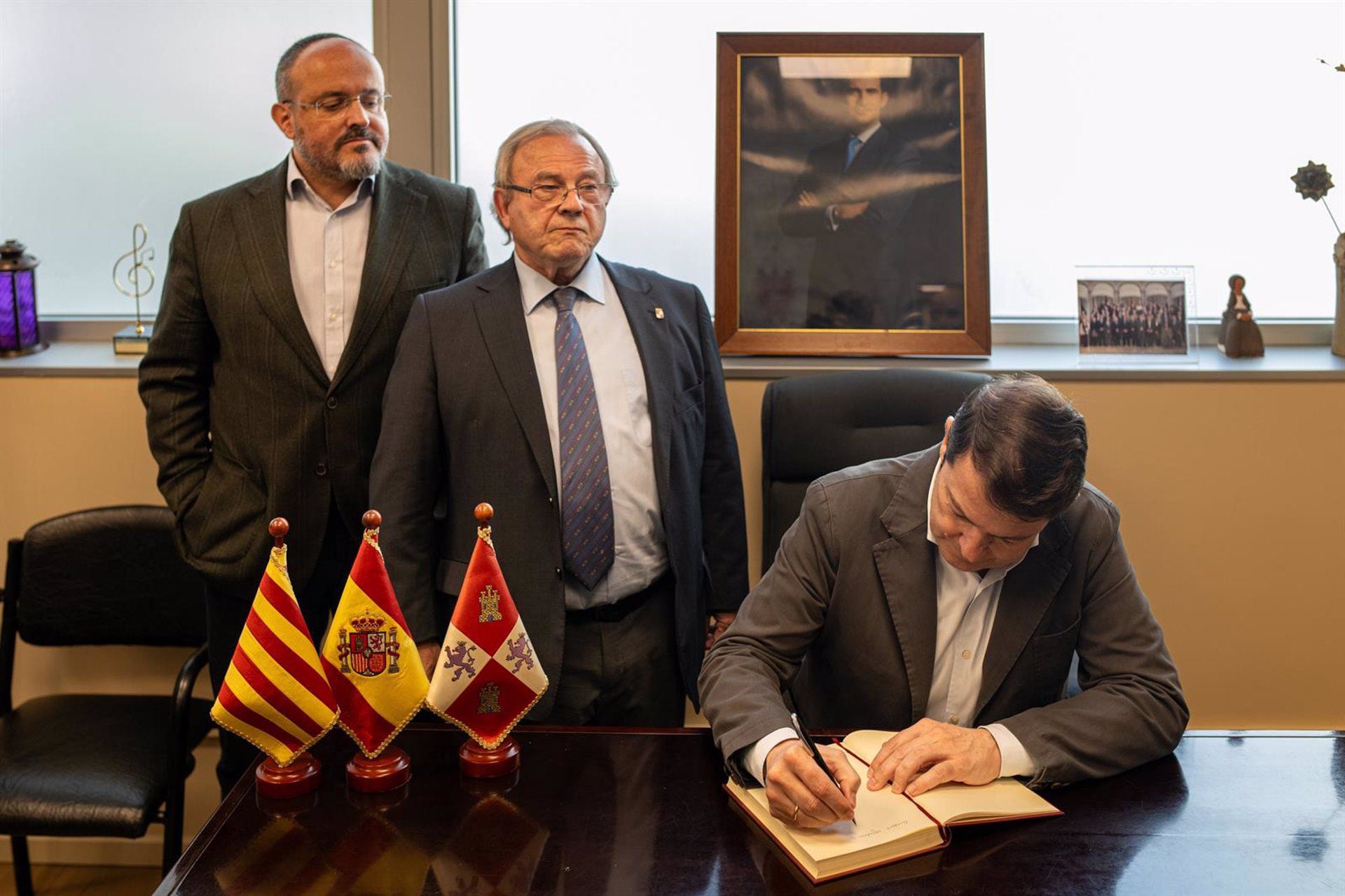 El candidato del PP a las elecciones catalanas, Alejandro Fernández (1i) y el presidente del Centro Castellano Leonés, Juan María Santiago (c), y el presidente de la Junta de Castilla y León, Alfonso Fernández Mañueco (1d). (Lorena Sopêna/Europa Press)
