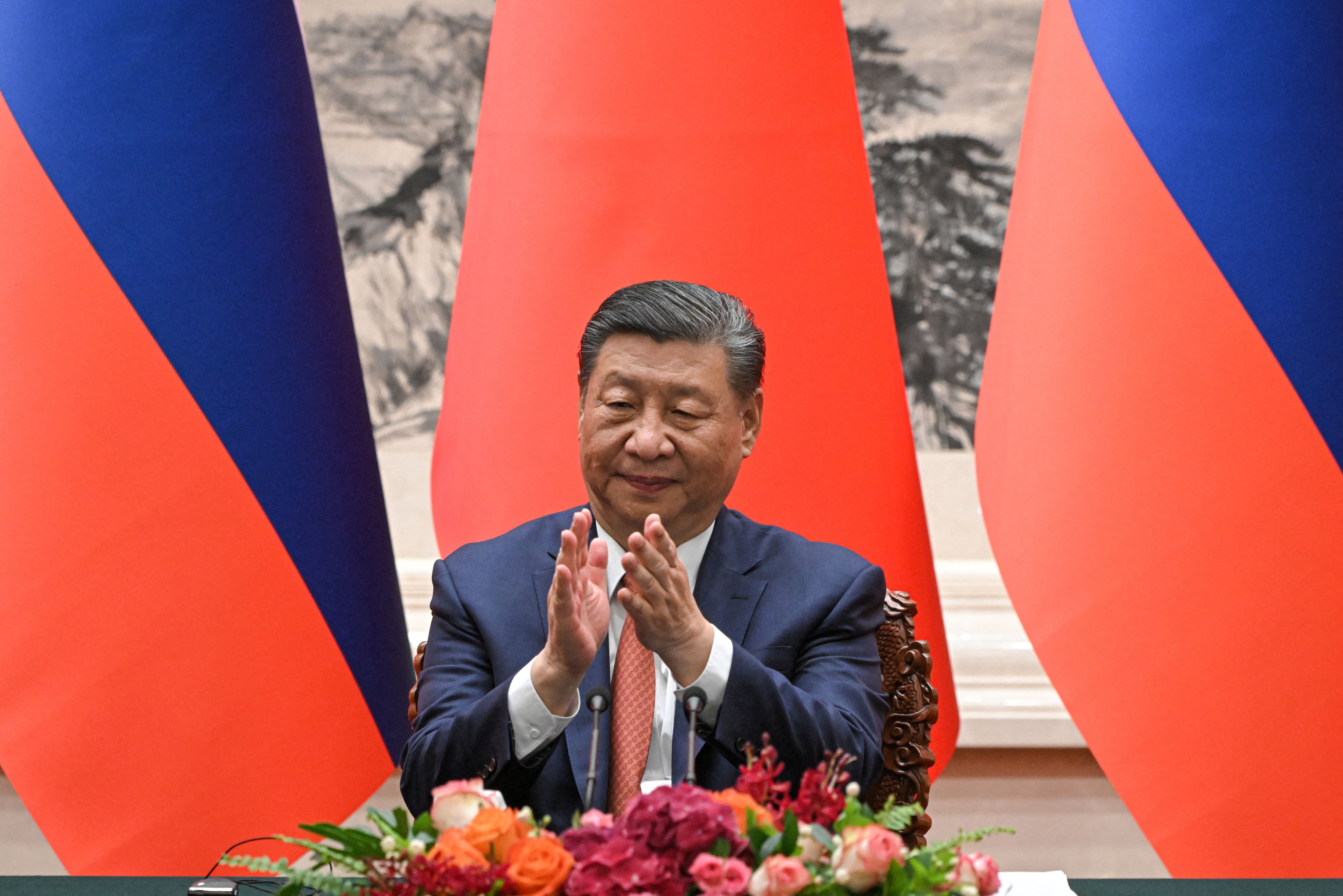 El Presidente chino Xi Jinping aplaude en la ceremonia de firma de documentos bilaterales durante una reunión con el Presidente ruso Vladimir Putin (Sputnik/Sergei Guneev/REUTERS)