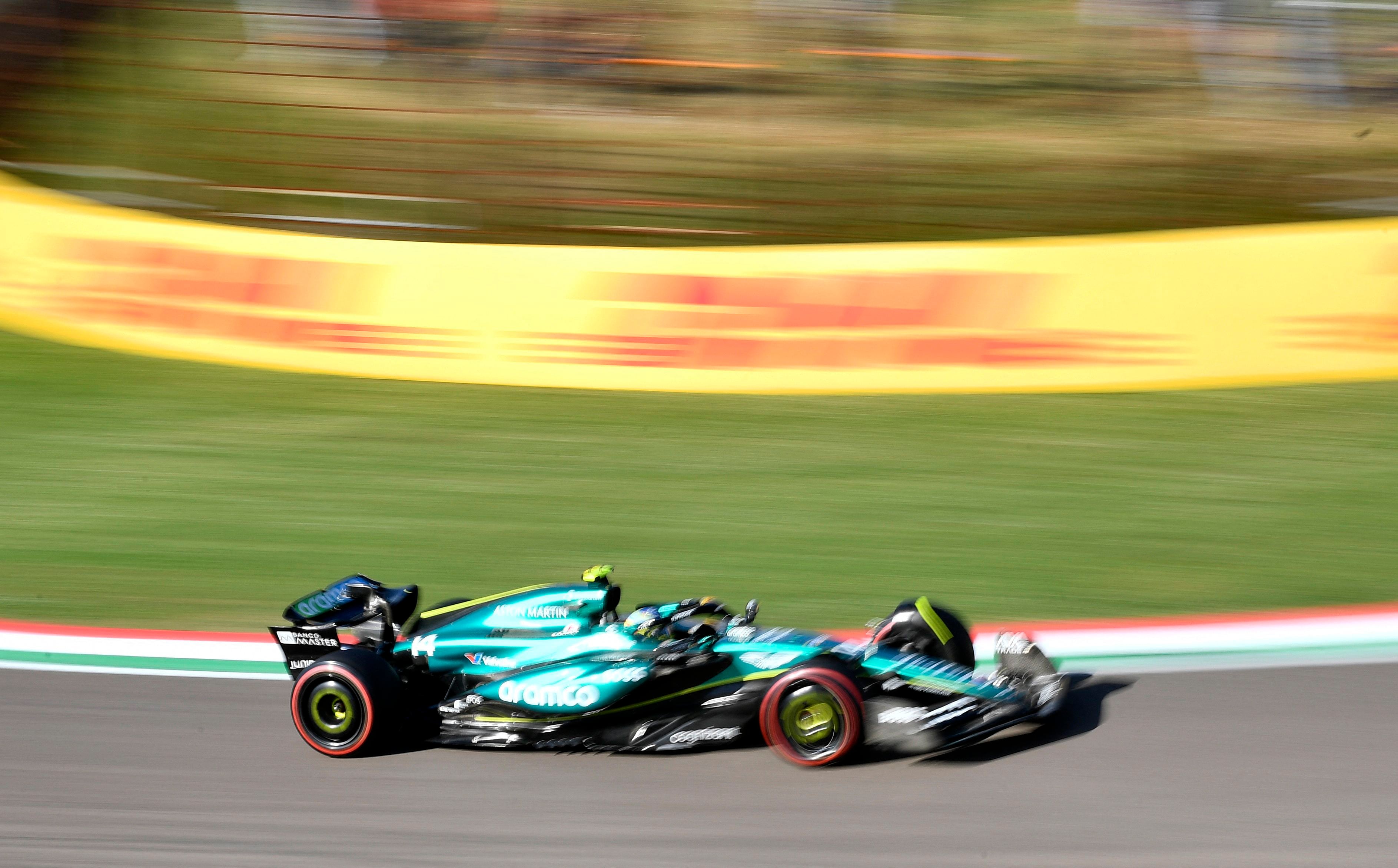 Alonso en acción en Imola (REUTERS/Massimo Pinca)