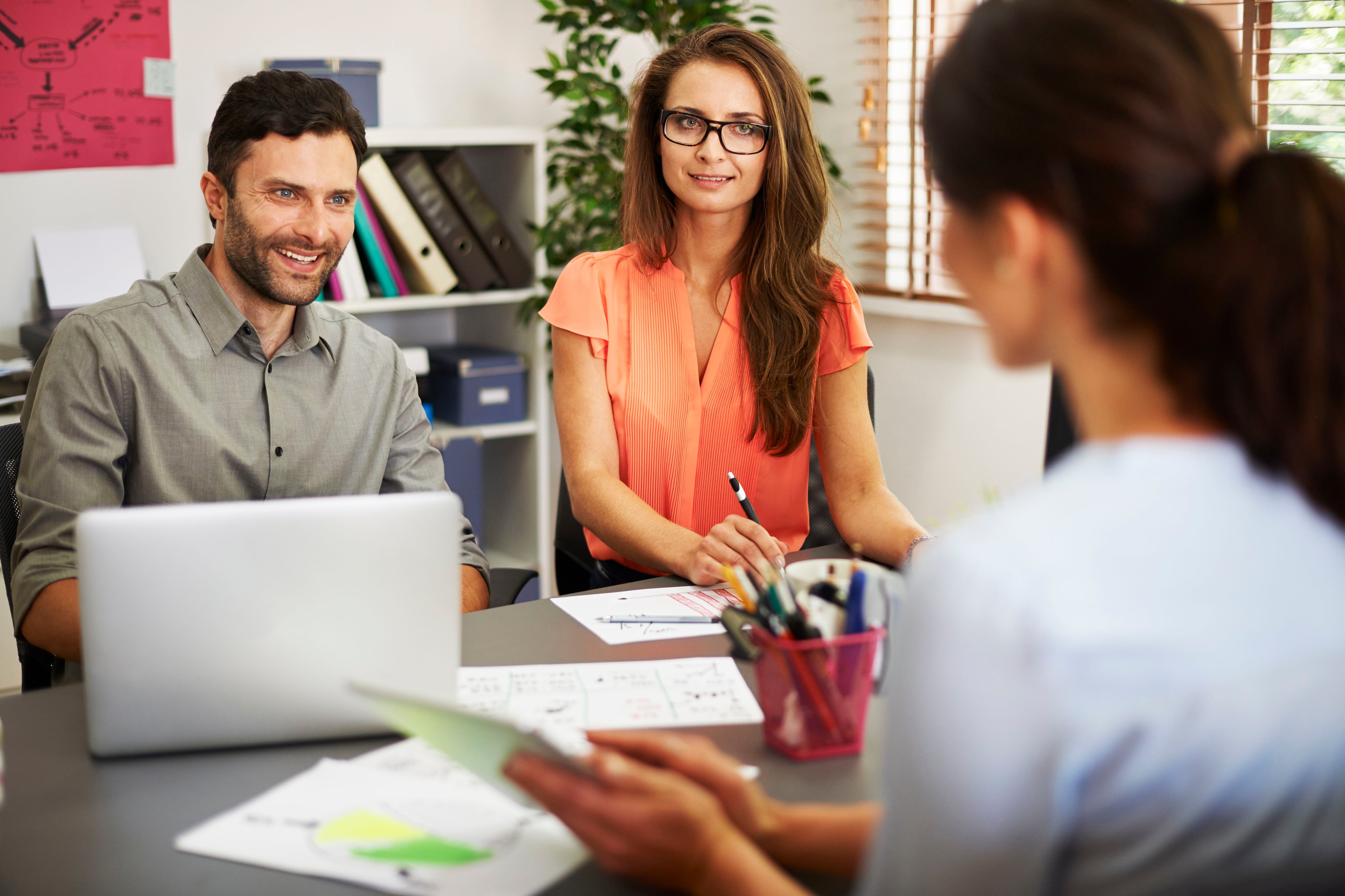 Talento y liderazgo oficina trabajo conversación colegas (Freepik)