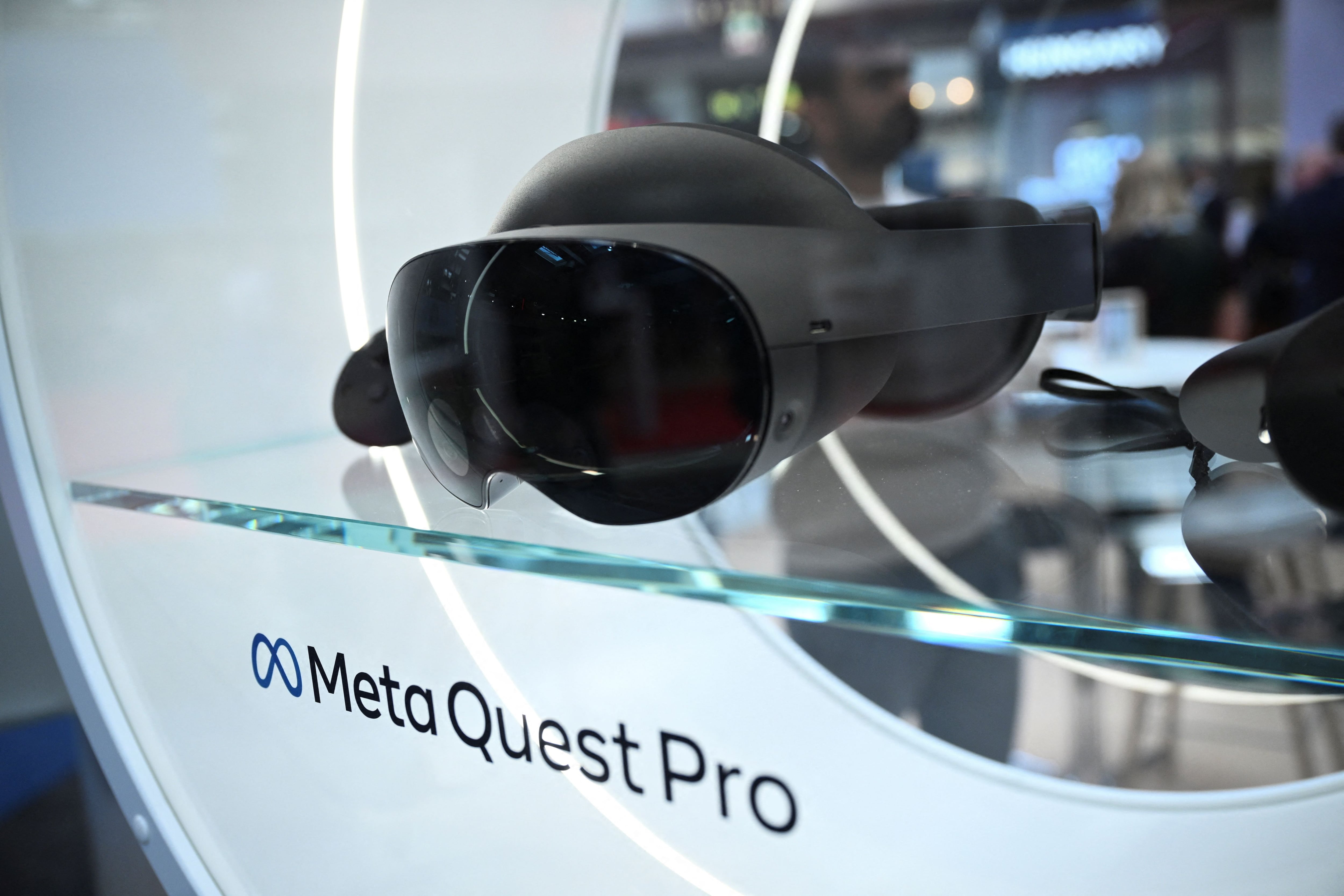 Meta Quest Pro son el último dispositivo lanzado por la compañía pensando en la gama alta y dando una experiencia más completa en realidad mixta. (REUTERS)