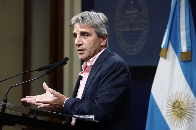 Foto de archivo - El ministro de Economía argentino, Luis Caputo, responde preguntas durante una conferencia de prensa en la Casa Rosada en Buenos Aires, Argentina. Ene 26, 2024. REUTERS/Tomas Cuesta