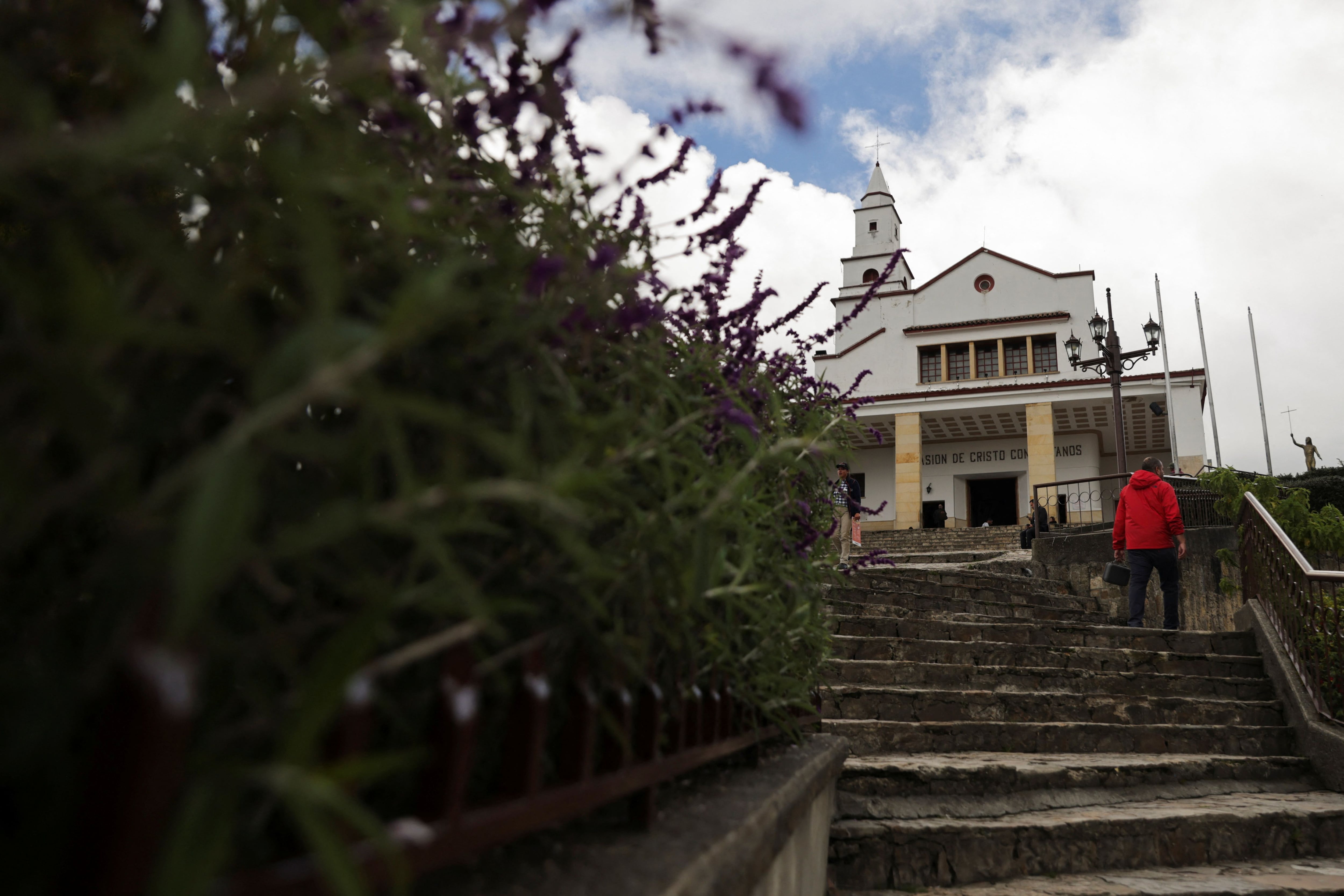 Monserrate es un lugar de peregrinación religiosa - crédito Luisa González/Reuters