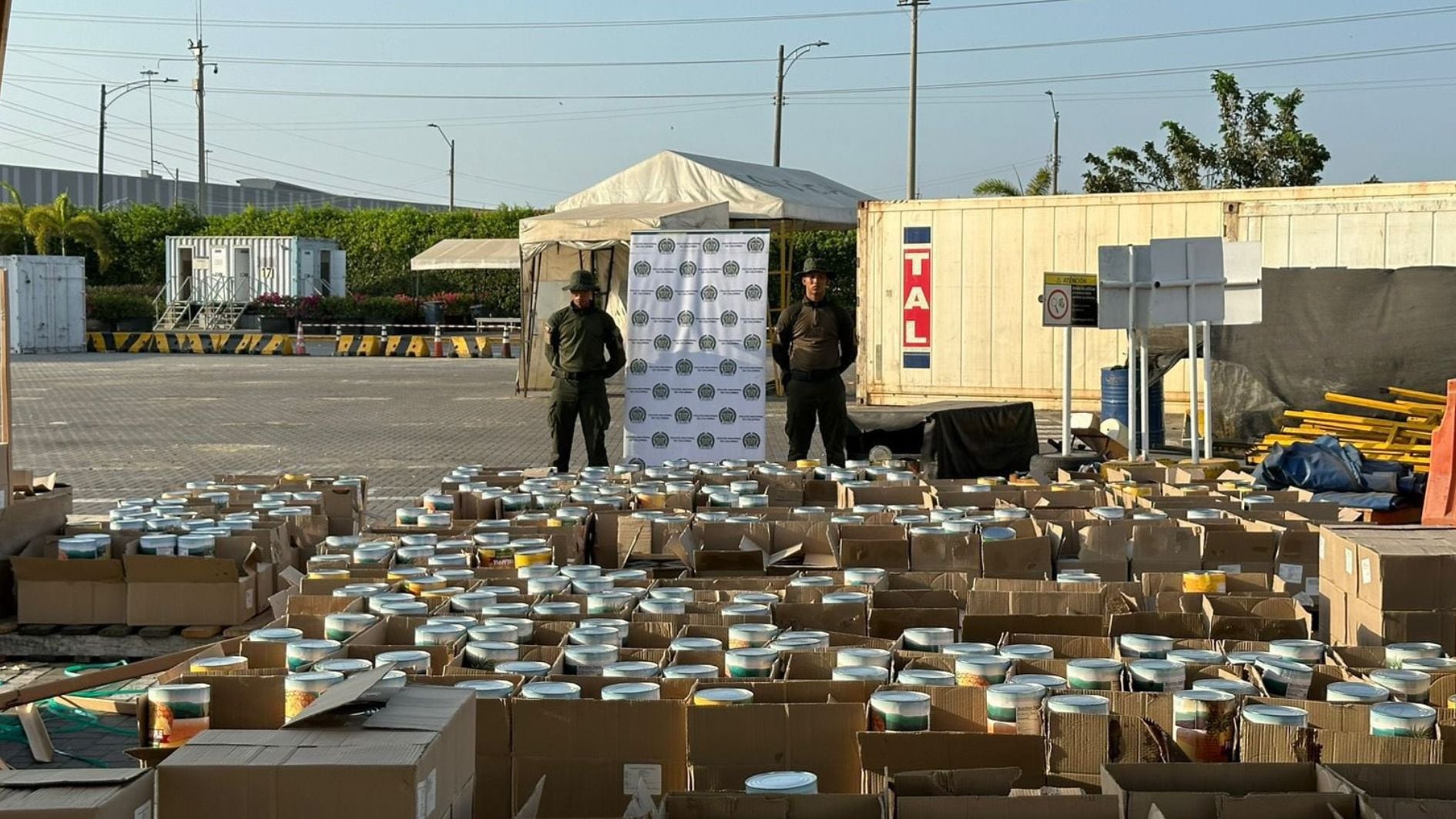 Con personal canino y con un aparato detector de narcóticos las autoridades se dieron cuenta de los dos cargamentos - crédito @PoliciaAntiNar/X