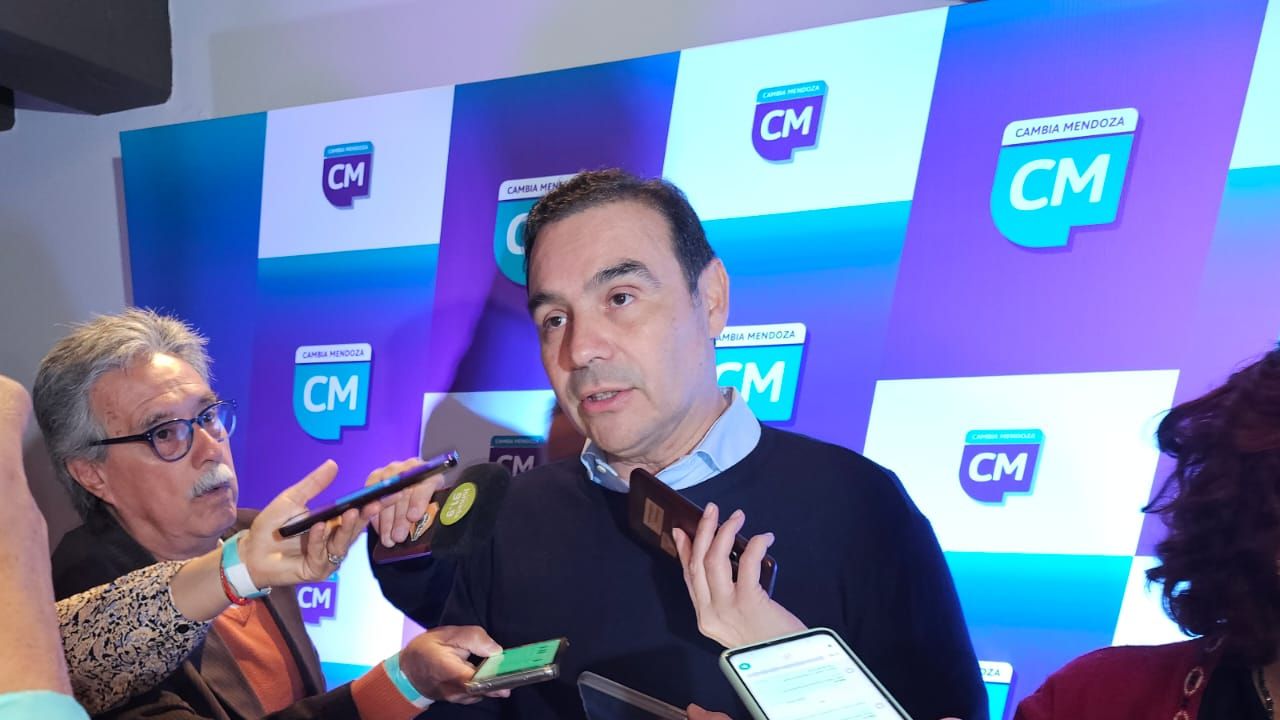 Llegó al búnker de Cambia Mendoza Gustavo Valdés, gobernador de Corrientes