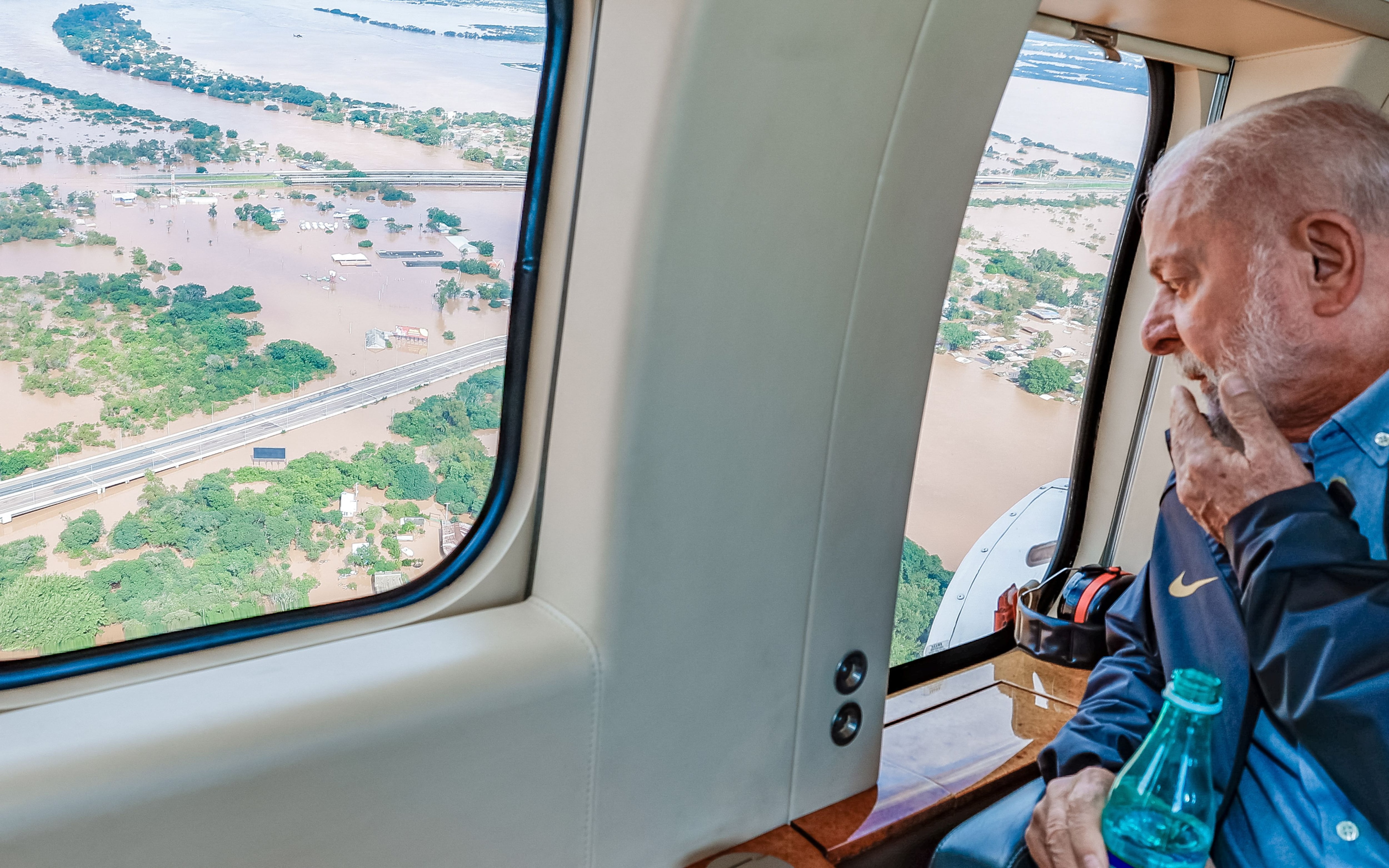 El presidente de Brasil, Luiz Inacio Lula da Silva, observa desde un helicóptero una zona afectada por las inundaciones en Porto Alegre (Ricardo Stuckert/Presidencia Brasil/REUTERS)