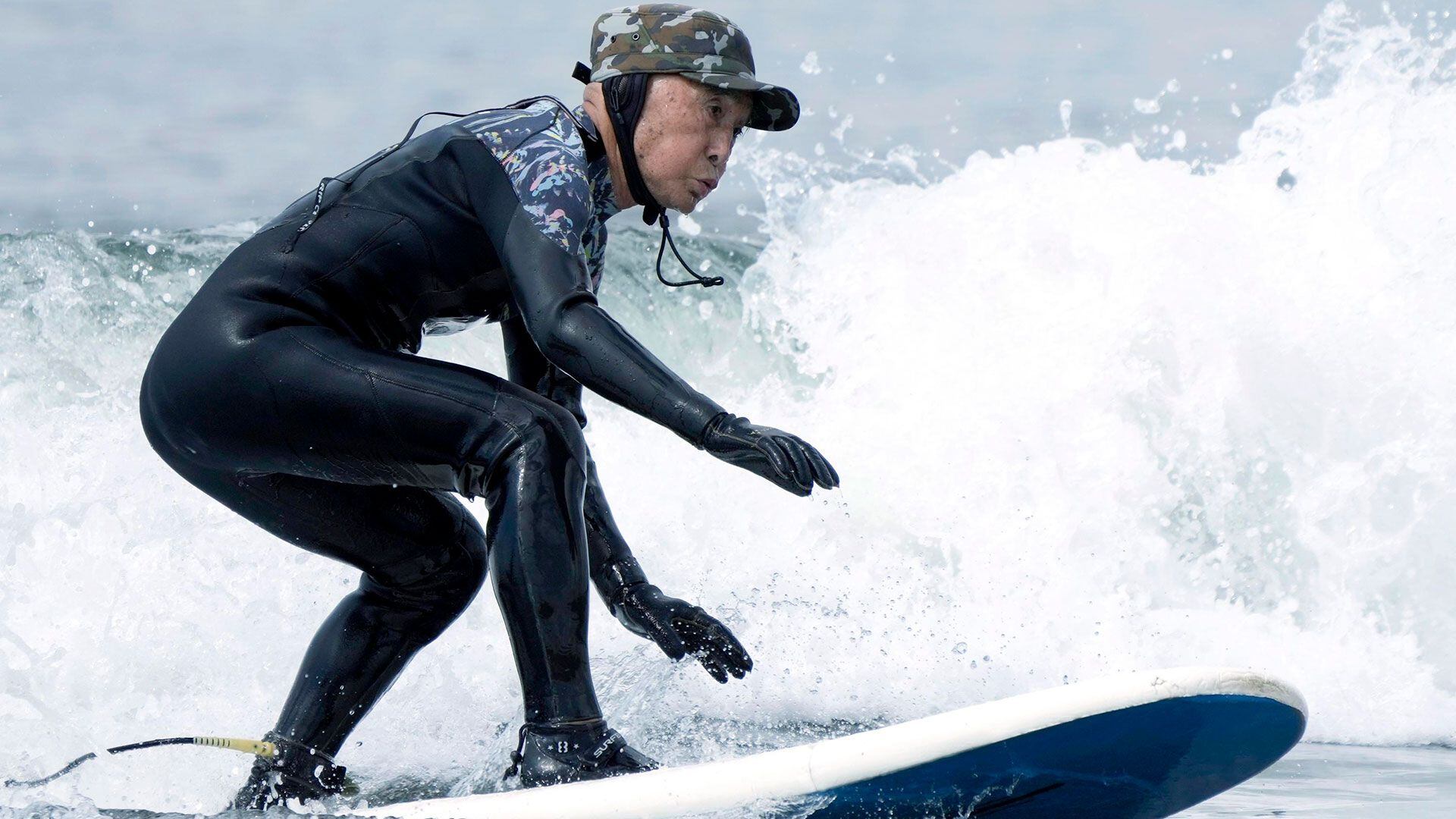 La historia de Sano Seiichi, surfista de 90 años
