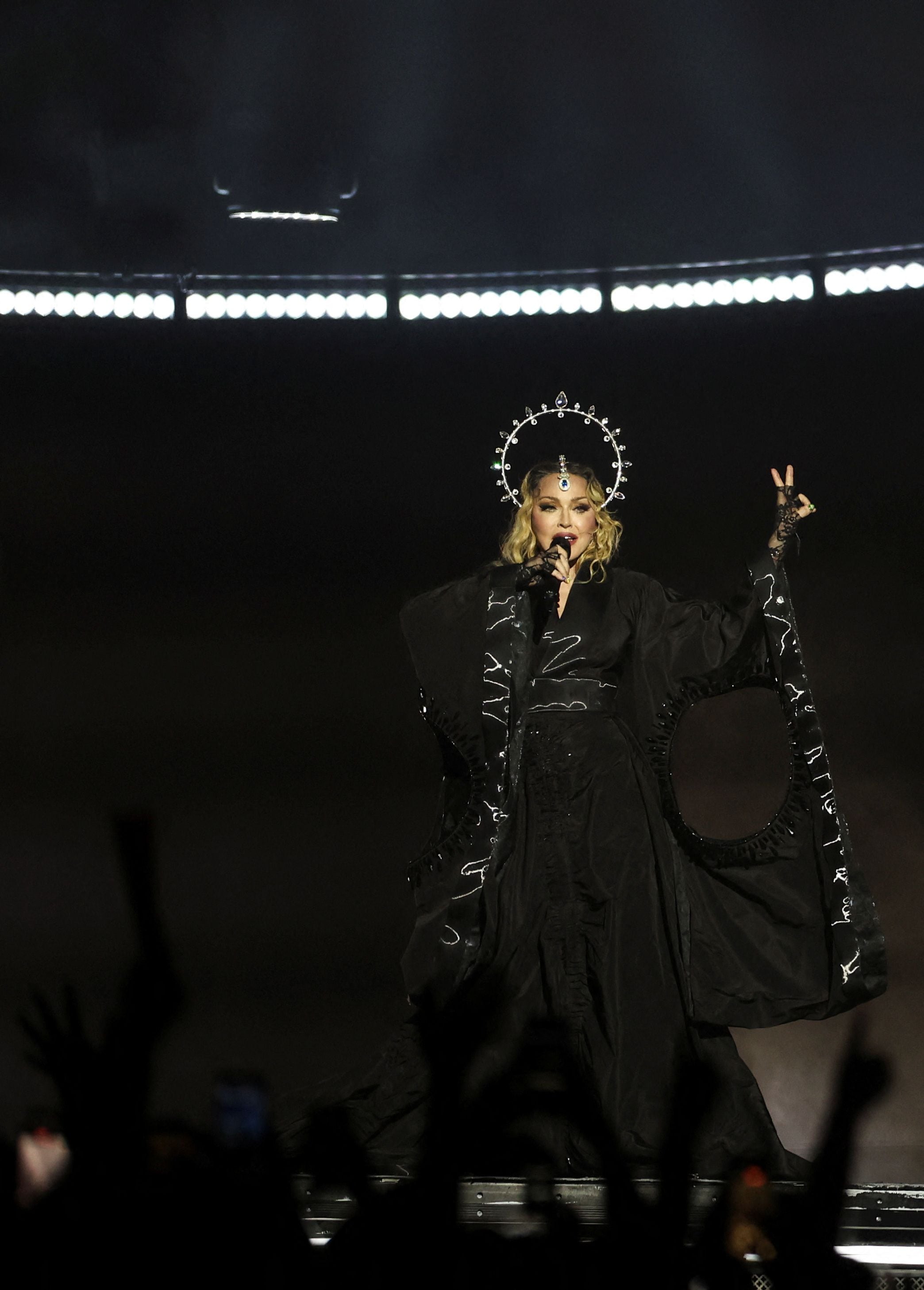 El look de Madonna al salir al escenario en Río de Janeiro (REUTERS/Pilar Olivares)