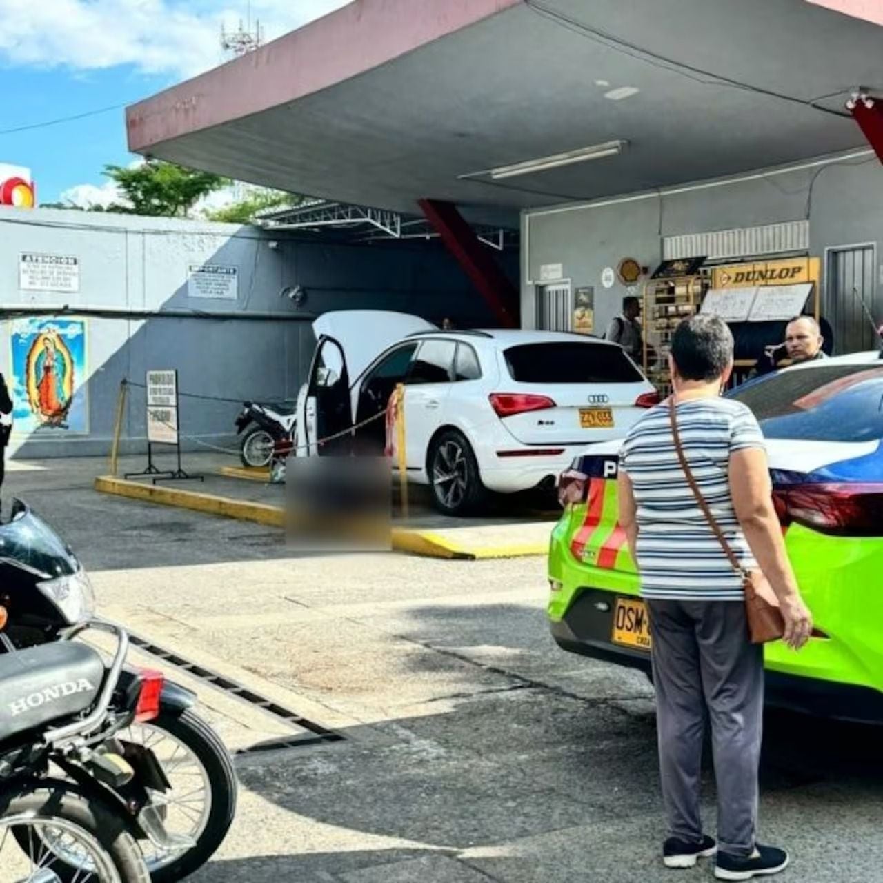 Un hombre vestido de negro y con gorra blanca disparó contra Andrés Felipe Gutiérrez Alzate, propietario del restaurante Mi Tierra, en pleno barrio El Albergue - crédito @OscuraColombia / X