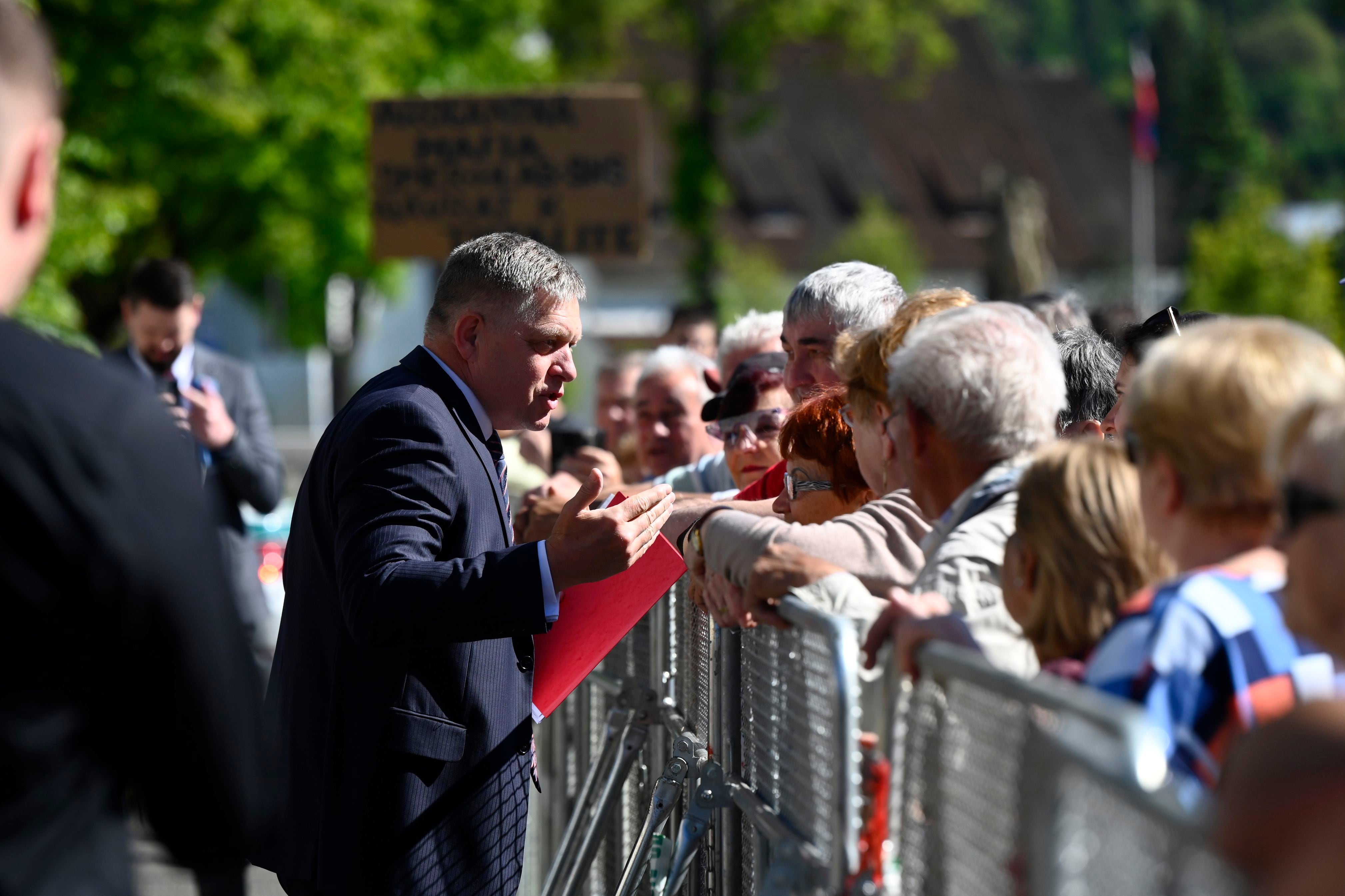 Fico hablando con simpatizantes en Handlova antes de ser tiroteoado. (Radovan Stoklasa/TASR via AP)