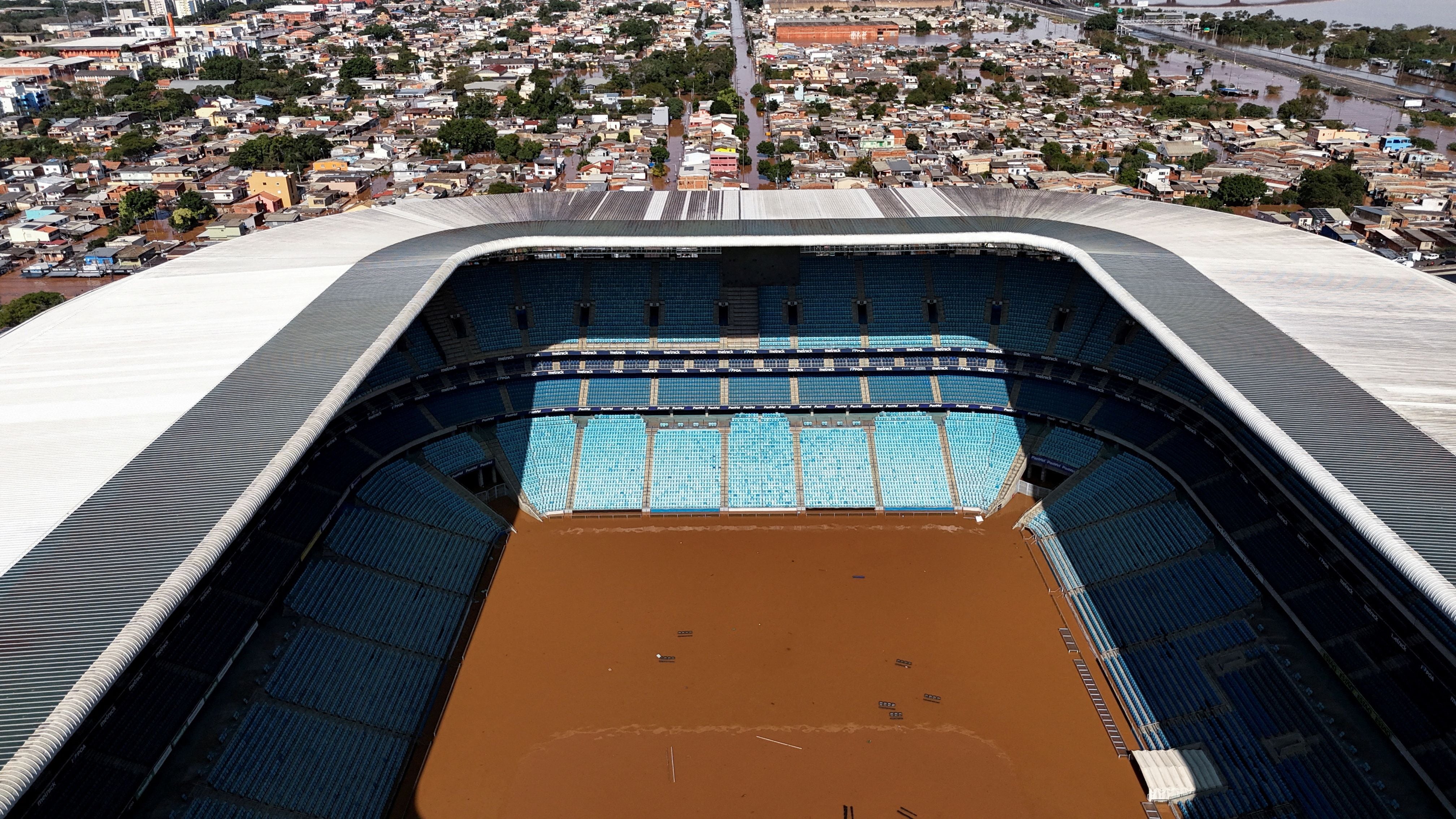 Una vista de drones muestra el estadio inundado Arena Gremio en Porto Alegre, en el estado de Rio Grande do Sul, Brasil, 6 de mayo de 2024. REUTERS/Amanda Perobelli