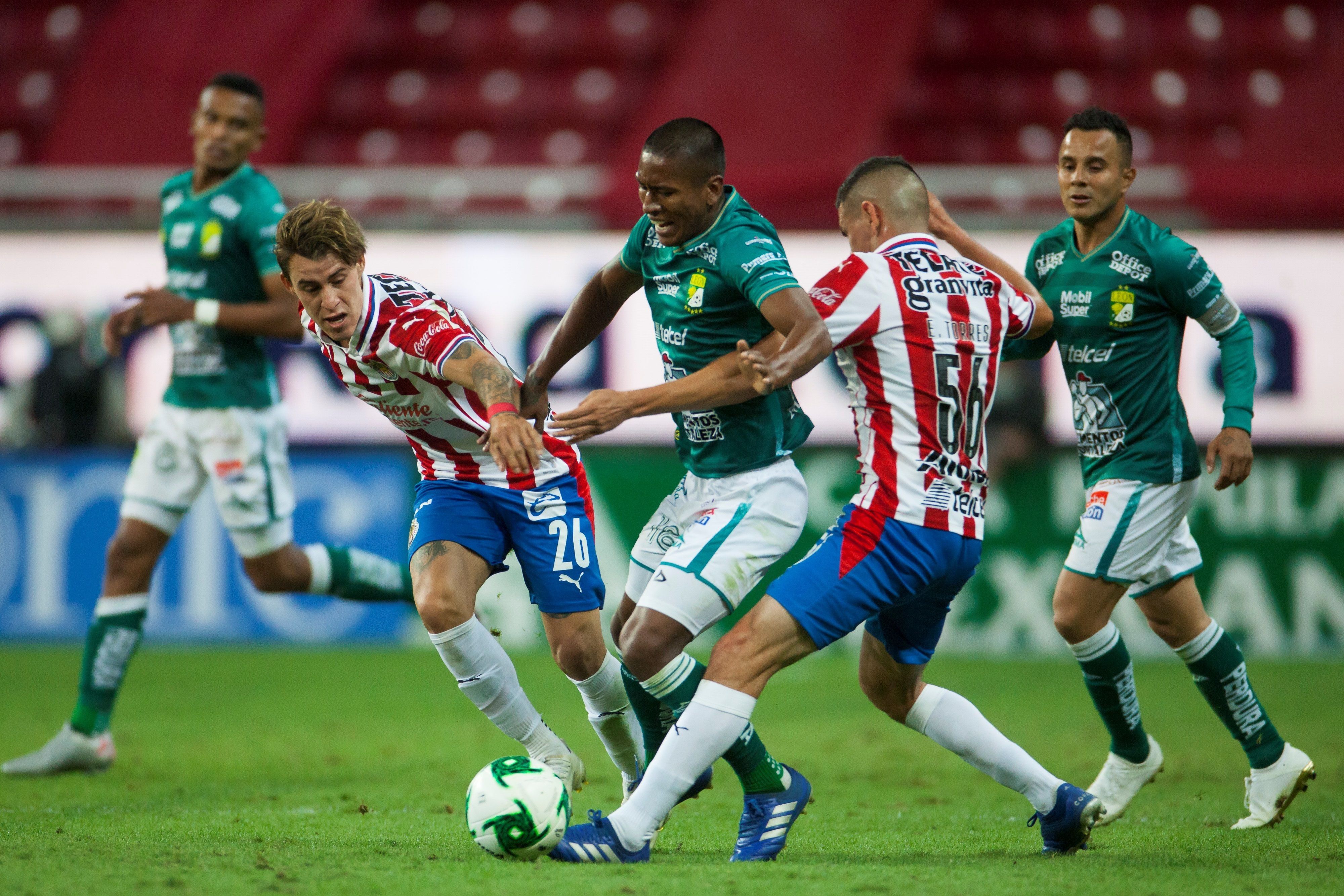 Cristian Calder�n (i) y Alan Torres (d) de Chivas disputan el bal�n con Pedro Aquino (c) de Le�n hoy, durante el juego de ida de la semifinal del torneo Guardianes 2020 de la liga de f�tbol mexicano celebrado en el estadio Akron de la ciudad de Guadalajara, estado de Jalisco (M�xico). EFE/Francisco Guasco
