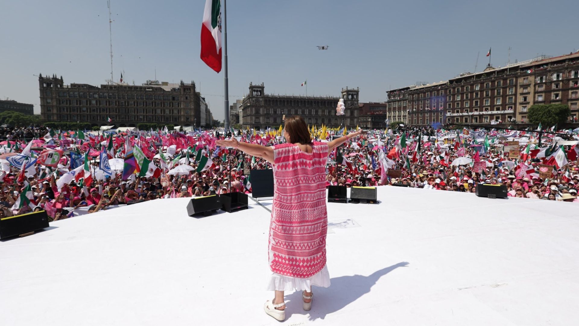 Foto de Xóchitl Gálvez durante el evento de la Marea Rosa del domingo 19 de mayo en el Zócalo de la CDMX