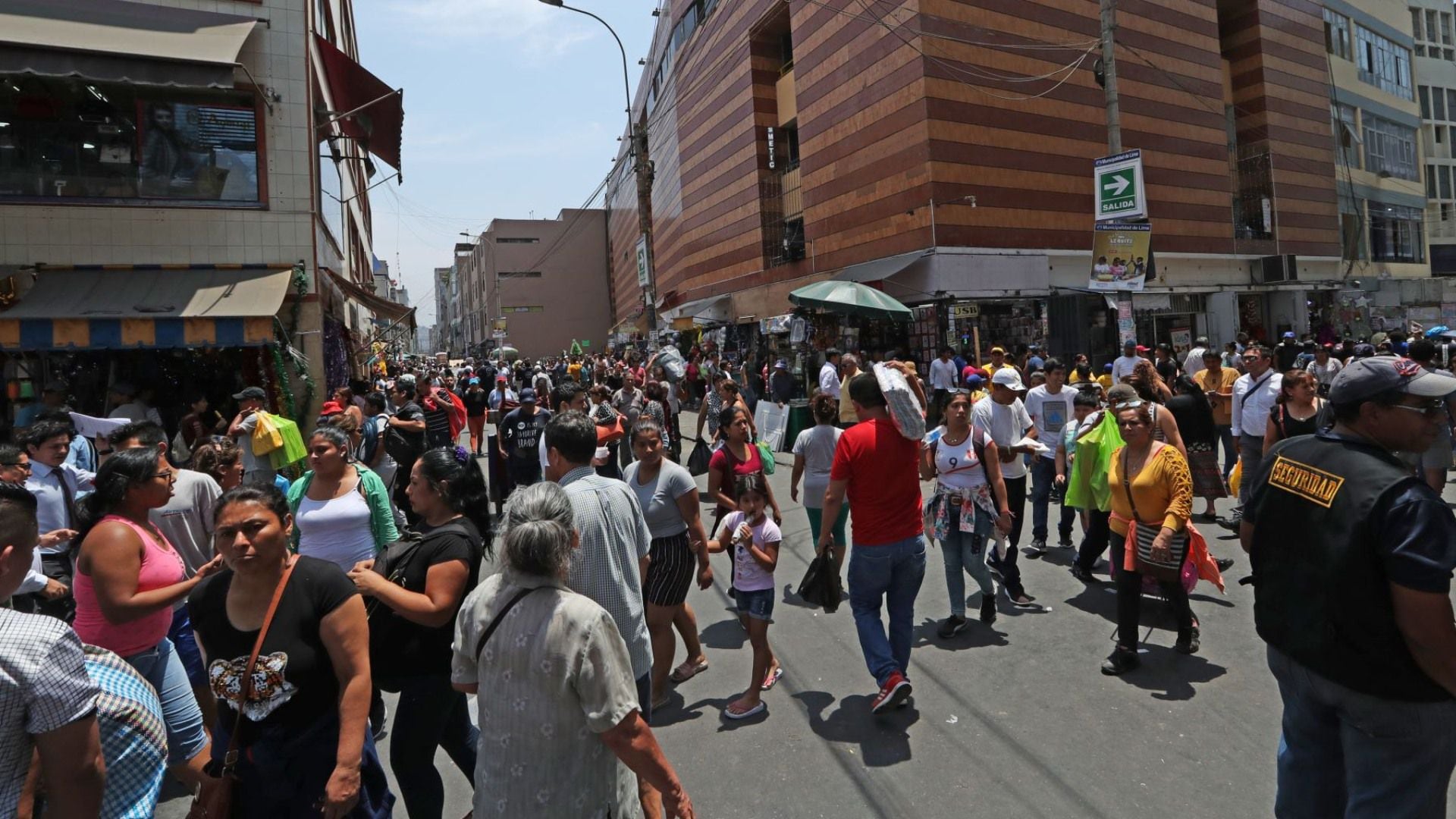 Ventas en Mesa Redonda y Gamarra por campaña navideña en riesgo por protestas violentas